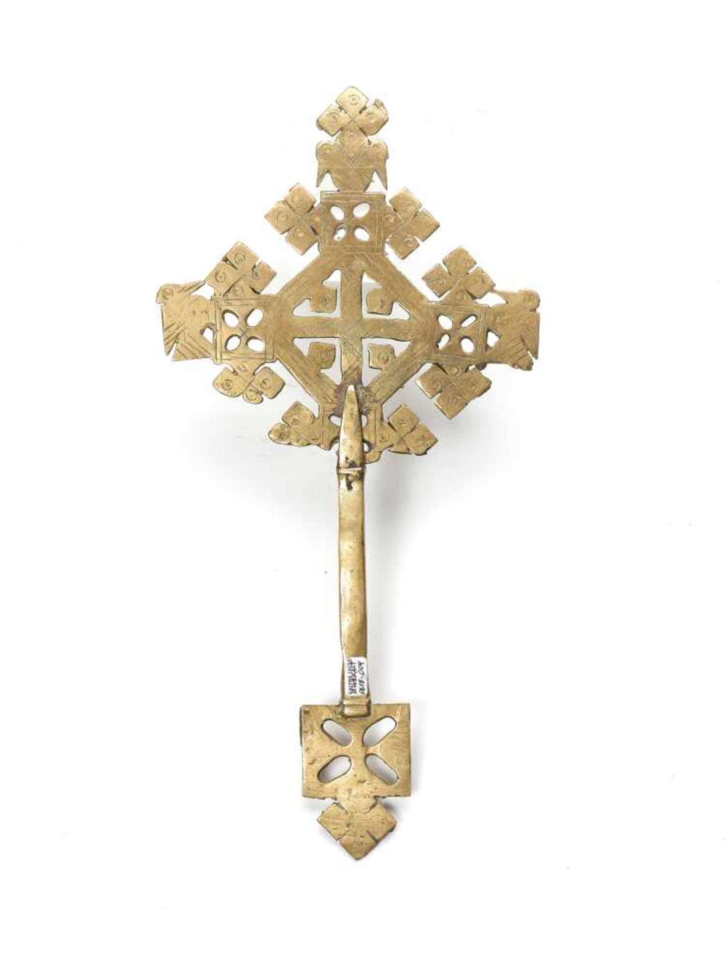 AN ETHIOPIAN PROCESSIONAL CROSS, CHASED AND OPENWORKED BRASS, 19TH CENTURYBrassEthiopia, late 19th - Bild 3 aus 4