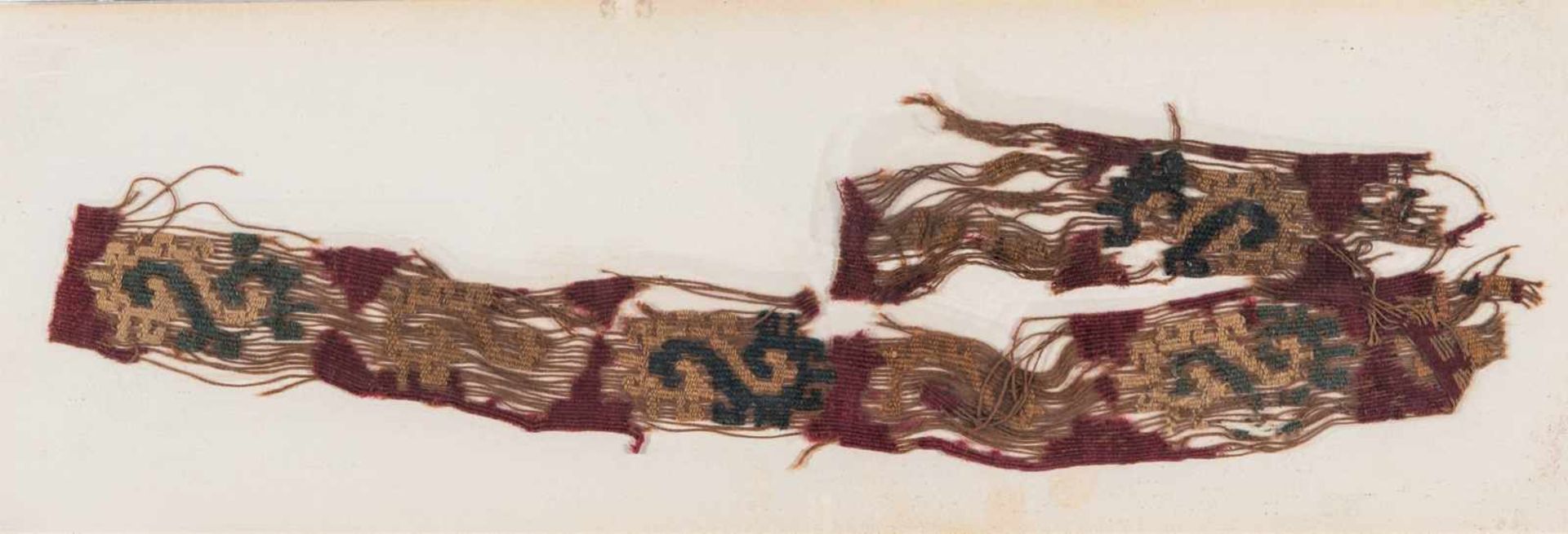 3 TEXTILE FRAGMENTS AND 1 BAND – NAZCA AND CHANCAY CULTUREWoven FabricNazca culture, Peru, c. 100 BC - Image 4 of 5