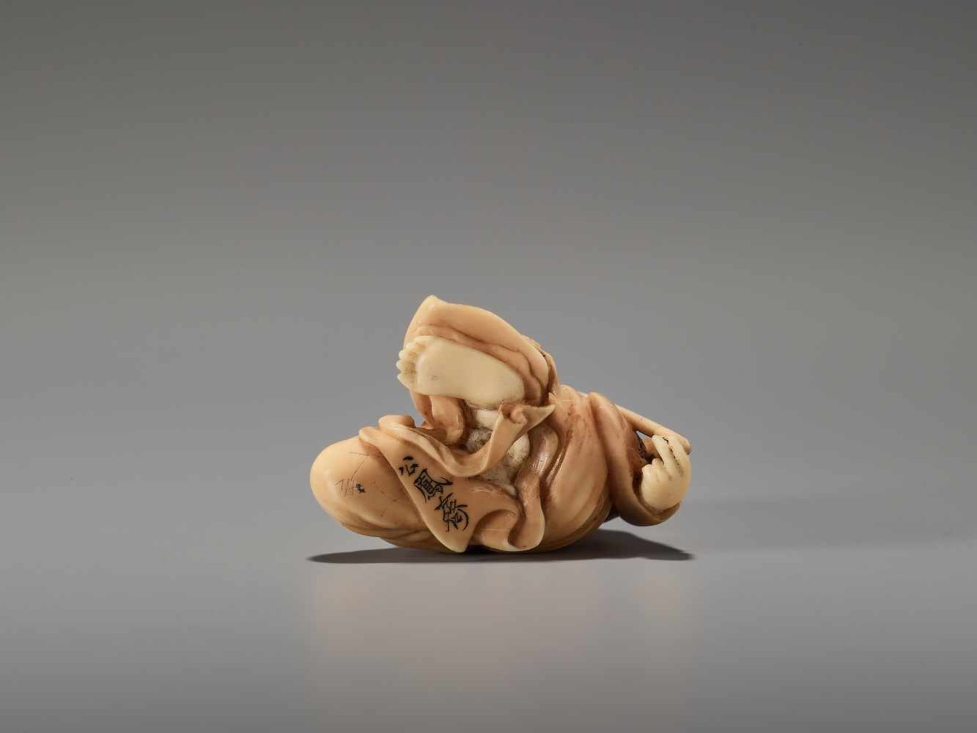 AN IVORY SHUNGA NETSUKE OF A BIJIN WITH PIPE BY KOHOSAIBy Kohosai, ivory shunga netsukeJapan, Osaka, - Bild 8 aus 9