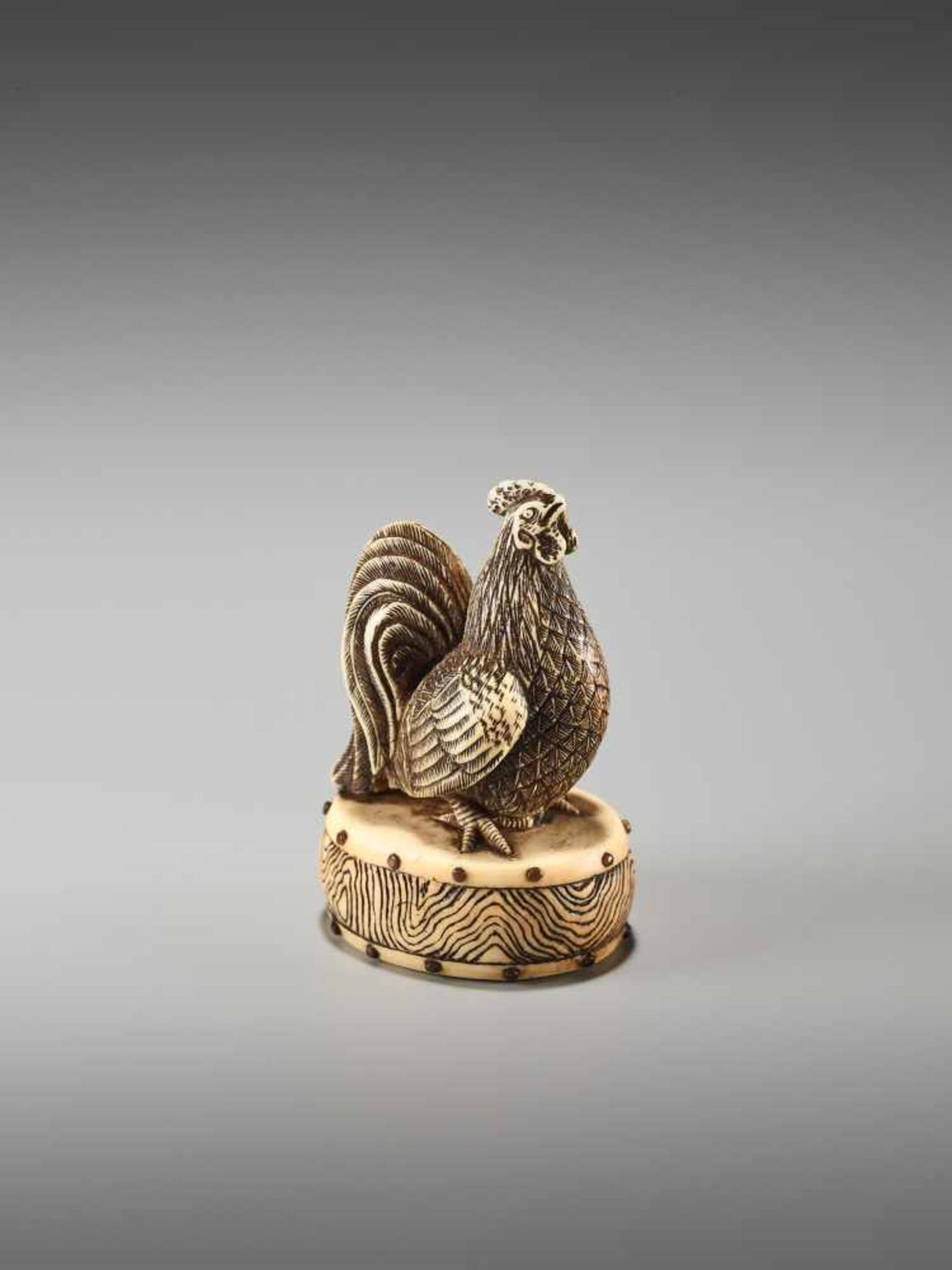 A FINE NETSUKE OF A COCKEREL ON A DRUM BY KOJITSU By Kojitsu, ivory netsuke with horn inlayJapan, - Bild 6 aus 12