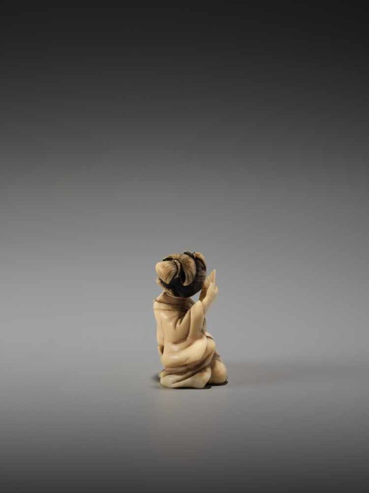 A RARE IVORY SHUNGA NETSUKE OF A BIJIN WITH A PIPE BY HAKUUNSAIBy Hakuunsai, ivory shunga - Image 5 of 9