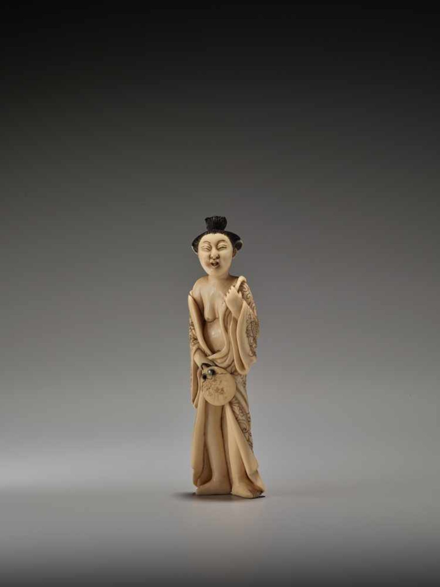 A RARE TALL IVORY SHUNGA NETSUKE OF A BIJINUnsigned, ivory shunga netsukeJapan, mid to late 19th - Bild 2 aus 6