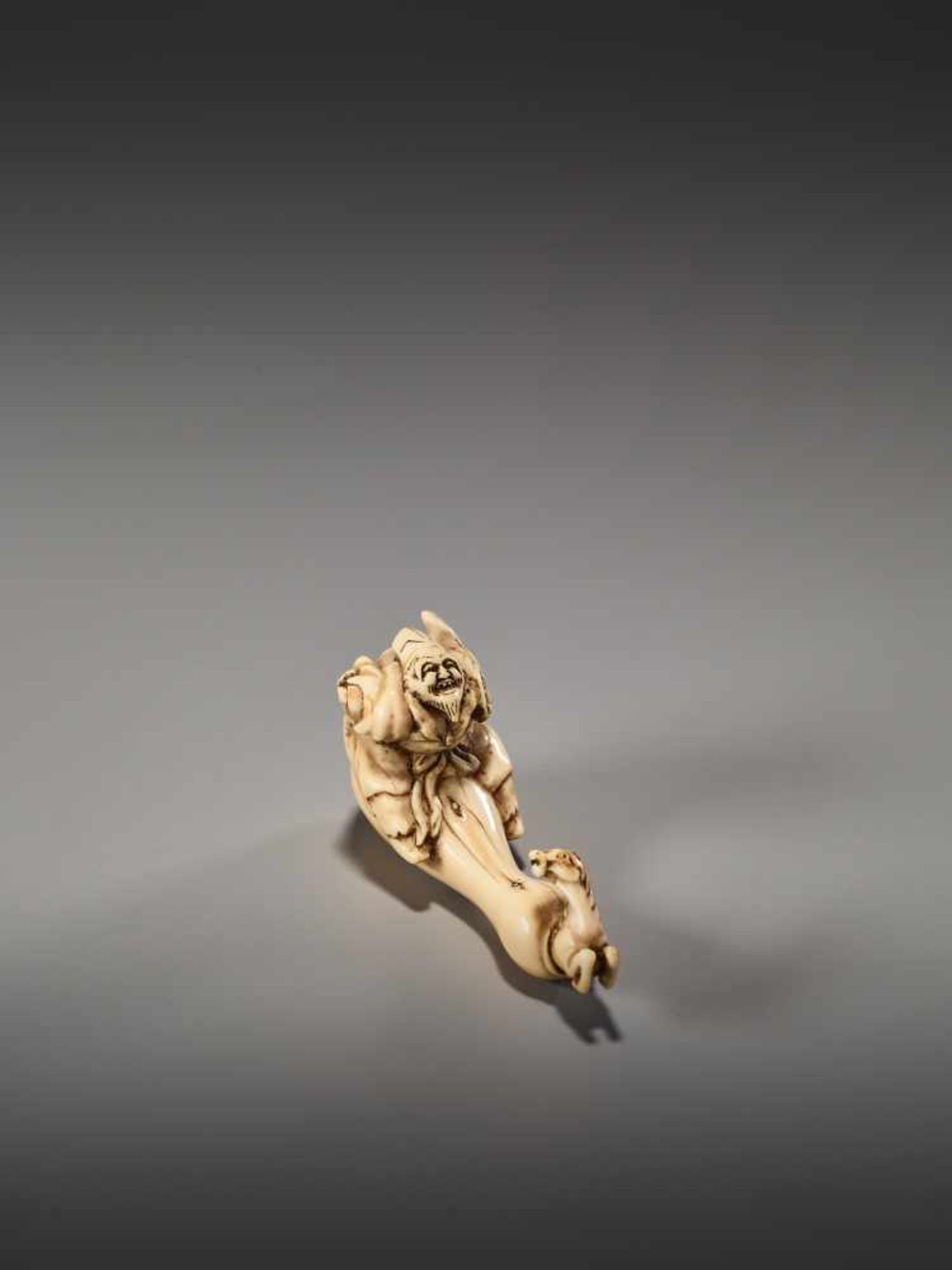 AN AMUSING IVORY NETSUKE OF CHOKARO SENNIN WITH HIS HORSEUnsigned, ivory netsukeJapan, 19th century, - Bild 2 aus 6