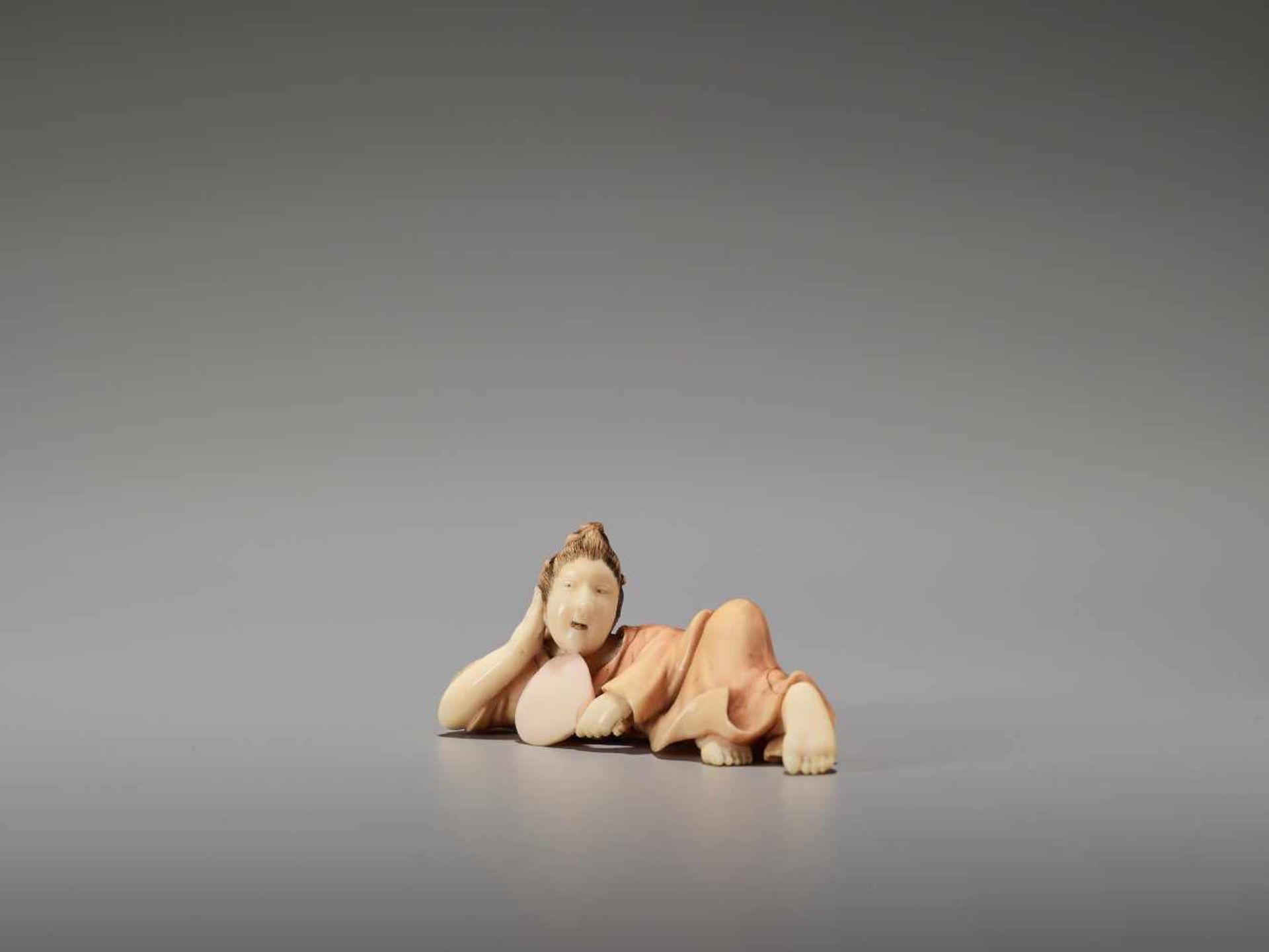 AN IVORY SHUNGA NETSUKE OF A RECLINING BIJIN WITH FAN BY KOHOSAIBy Kohosai, ivory shunga - Image 2 of 8