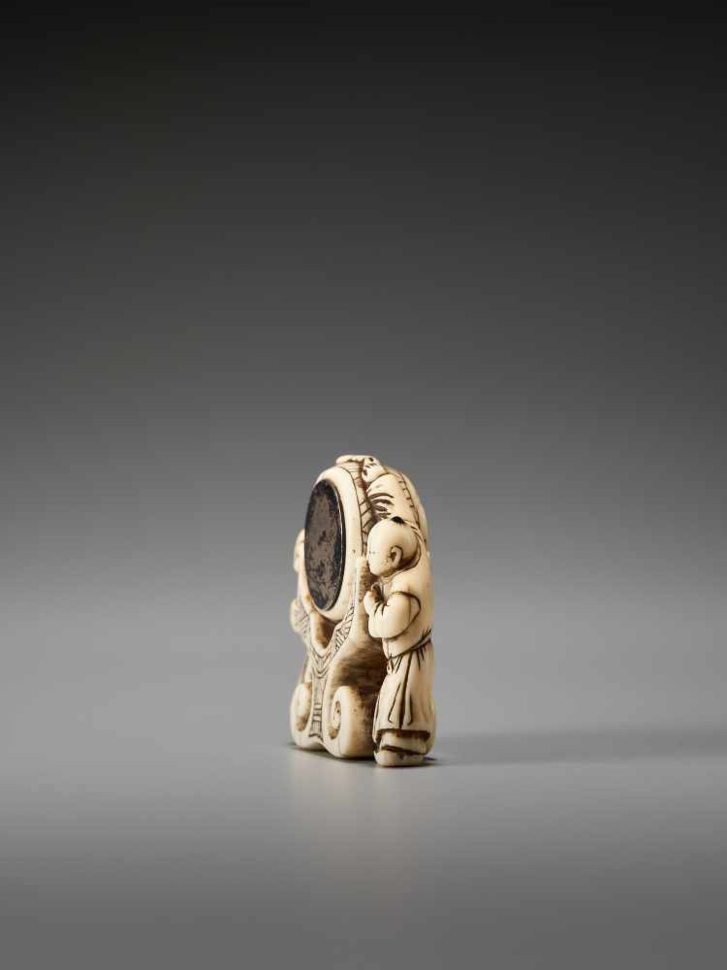 A RARE AND UNUSUAL IVORY NETSUKE OF TWO CHINESE BOYS AT A PALACE GONGUnsigned, ivory netsuke with - Bild 3 aus 6