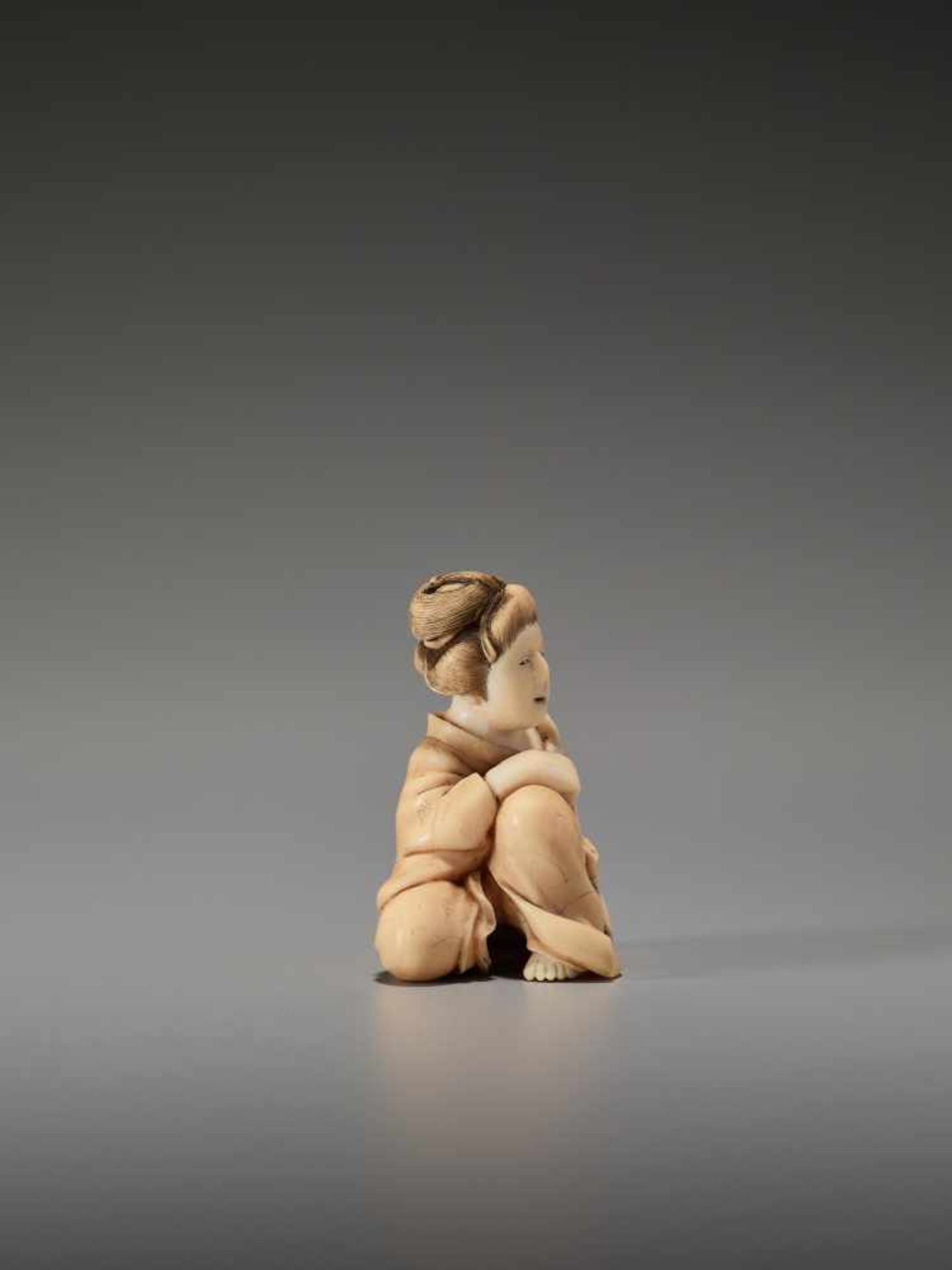 AN IVORY SHUNGA NETSUKE OF A BIJIN WITH PIPE BY KOHOSAIBy Kohosai, ivory shunga netsukeJapan, Osaka, - Bild 7 aus 9