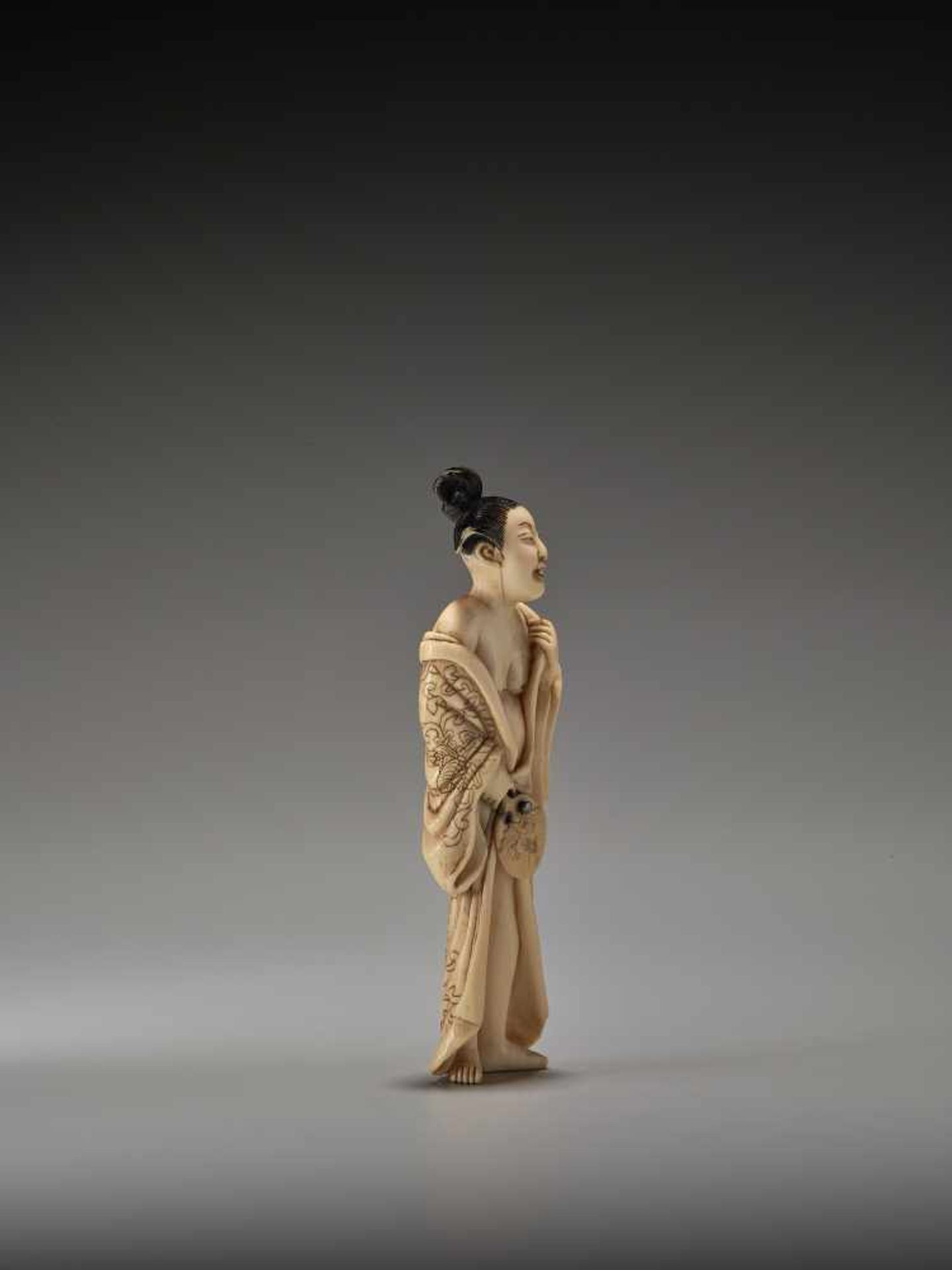 A RARE TALL IVORY SHUNGA NETSUKE OF A BIJINUnsigned, ivory shunga netsukeJapan, mid to late 19th - Bild 5 aus 6