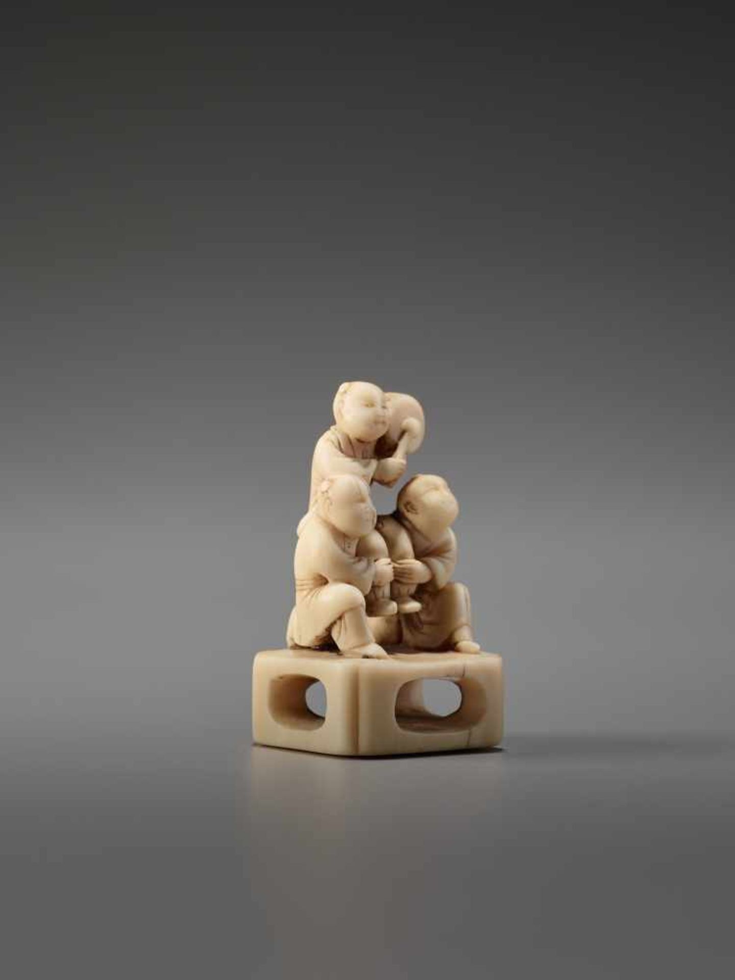 AN IVORY NETSUKE OF THREE CHINESE BOYS AND A DRUMUnsigned, ivory netsukeJapan, late 18th to early - Image 6 of 7