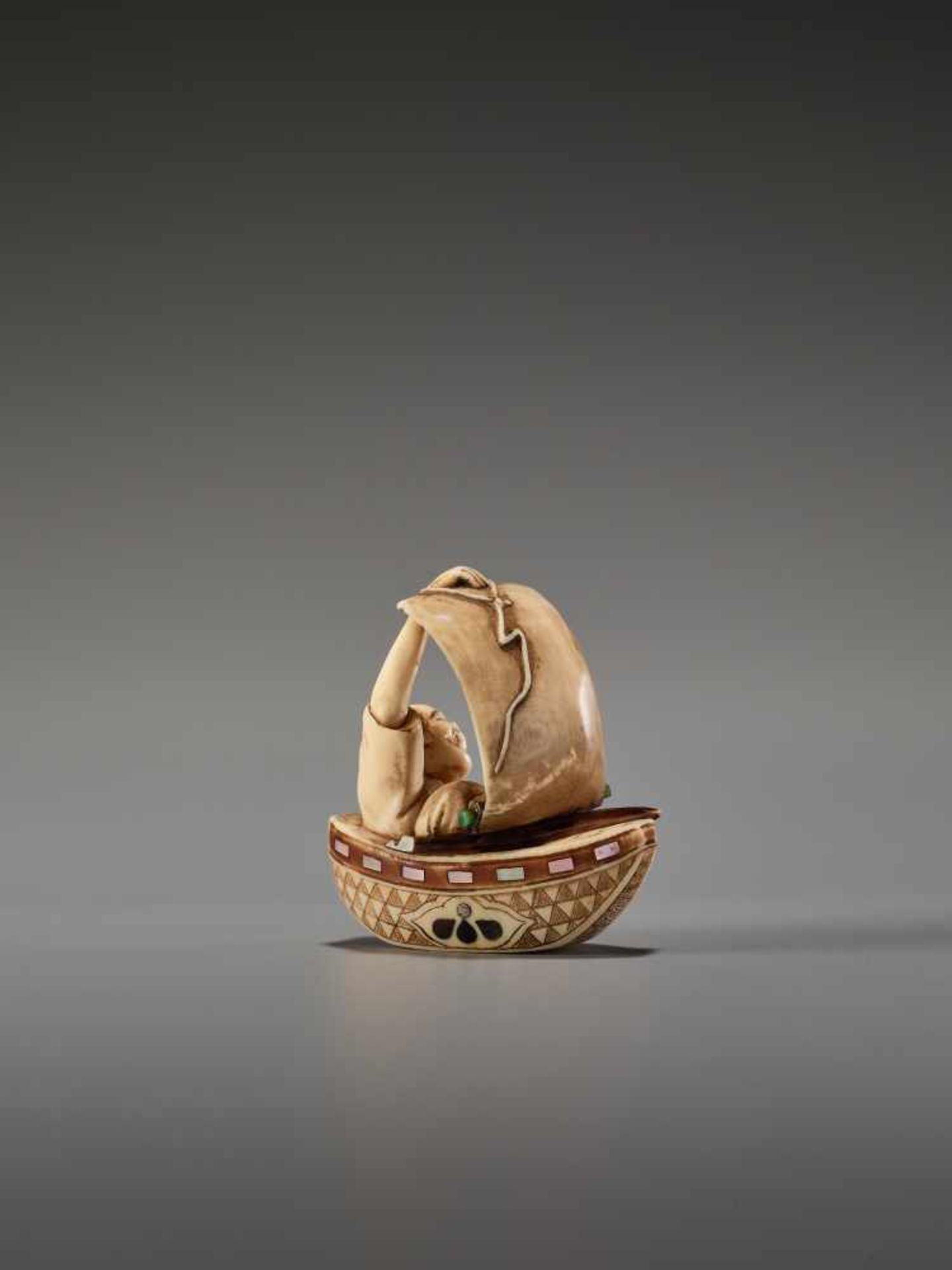 A TOKYO-SCHOOL IVORY NETSUKE OF A FISHERMAN IN A BOAT BY KUSANBy Kusan, ivory netsuke with - Bild 4 aus 8