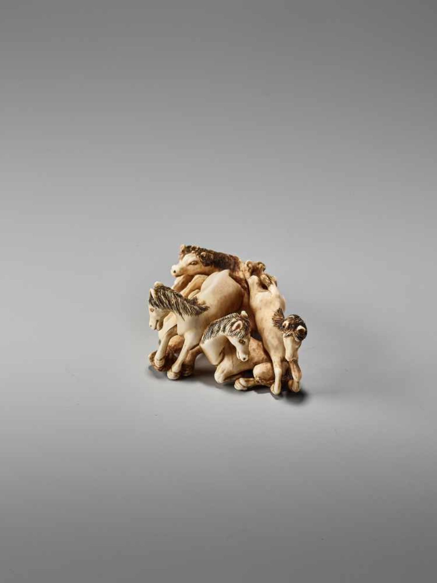 AN IVORY NETSUKE OF FIVE STALLIONS BY SHOGETSUBy Shogetsu, ivory netsukeJapan, mid-19th century, Edo - Bild 2 aus 8