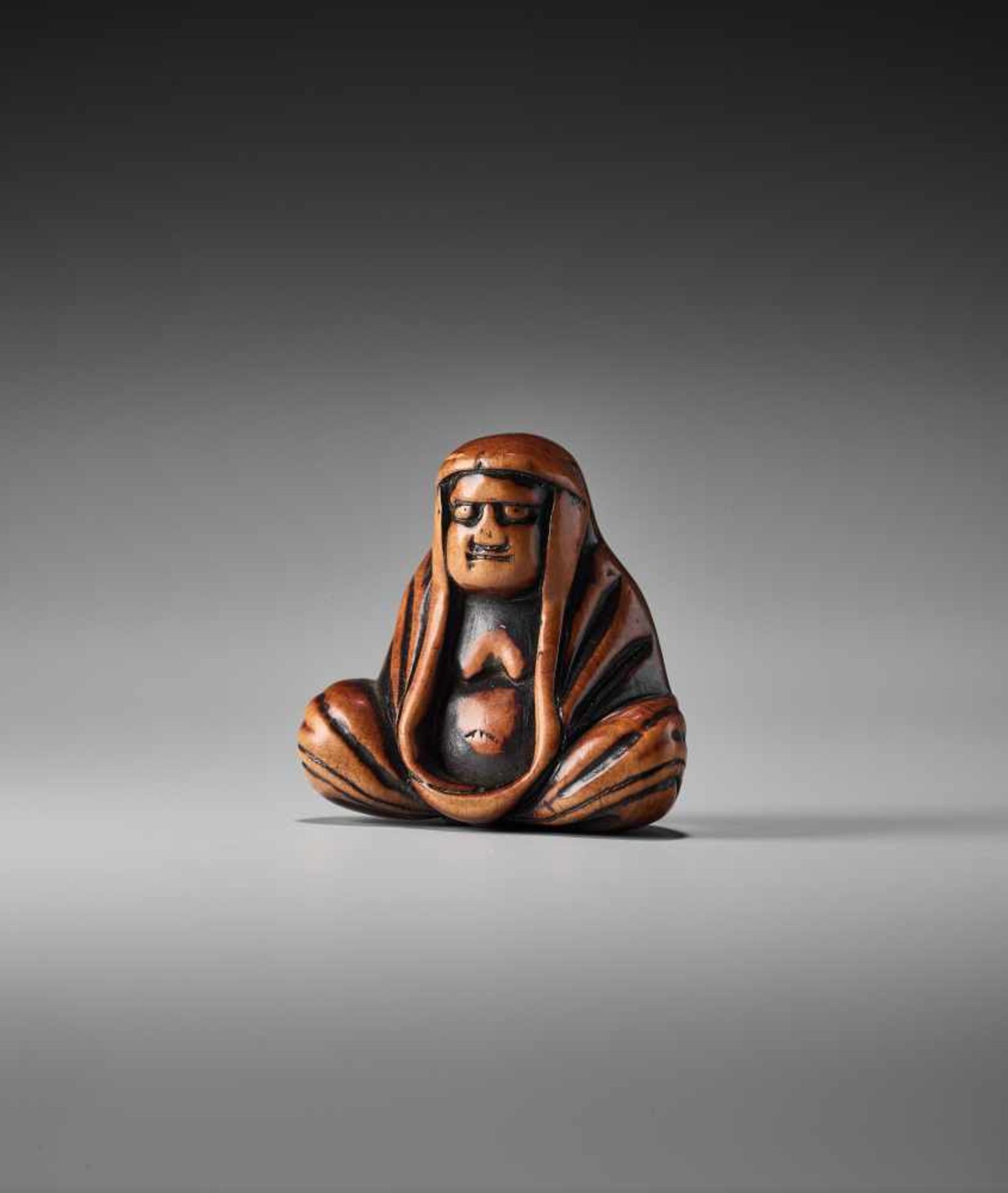 A WOOD NETSUKE OF A MEDITATING DARUMAUnsigned, wood netsukeJapan, 19th century, Edo period (1615- - Bild 2 aus 6