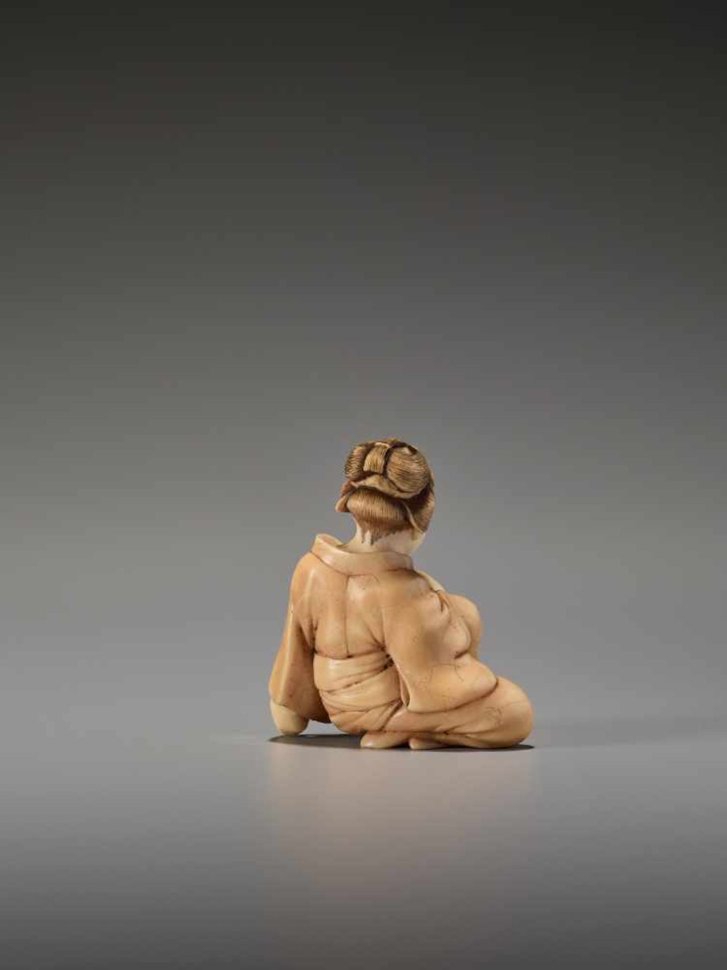 AN IVORY SHUNGA NETSUKE OF A BIJIN WITH PIPE BY KOHOSAIBy Kohosai, ivory shunga netsukeJapan, Osaka, - Bild 6 aus 9