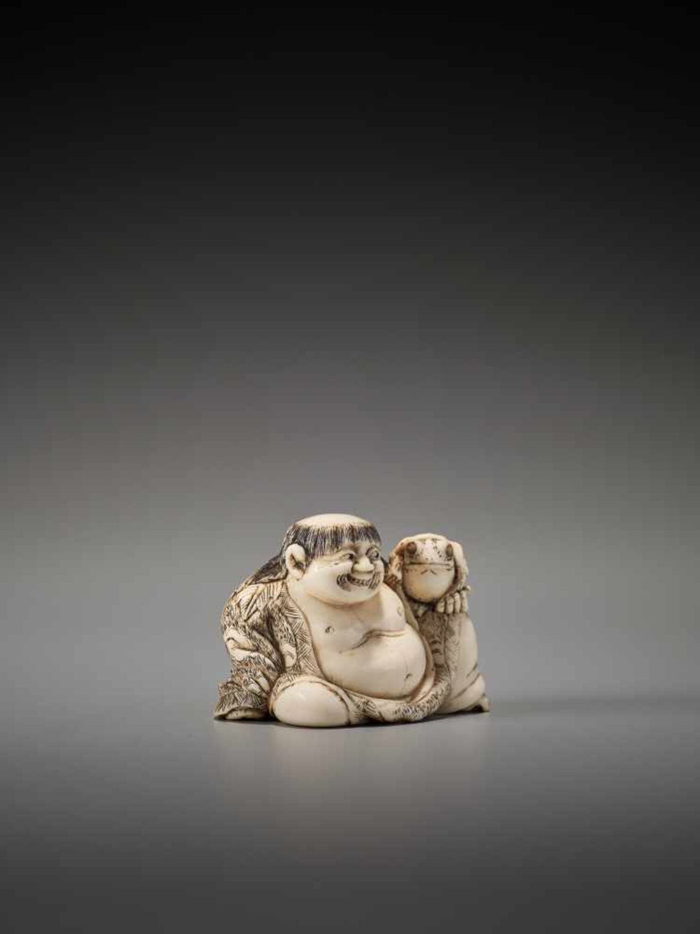 A GOOD IVORY NETSUKE OF GAMA SENNIN ATTRIBUTED TO YOSHINAGAUnsigned, attributed to Yoshinaga, - Bild 5 aus 8