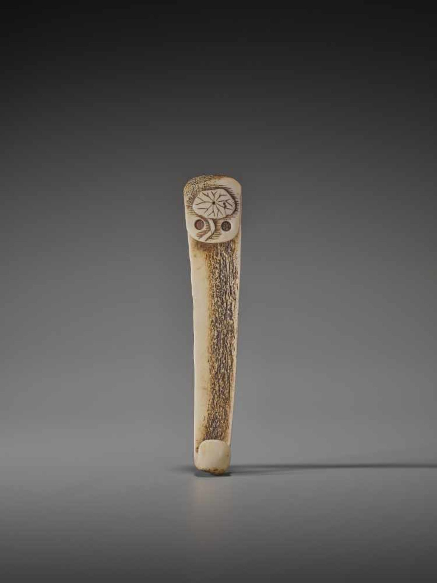 A STAG ANTLER OBI HASAMI NETSUKEUnsigned, stag antler obi hasami netsukeJapan, 19th century, Edo - Bild 2 aus 3