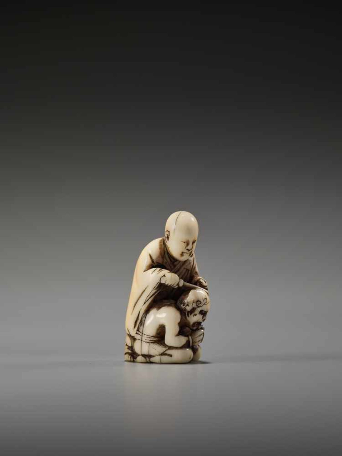 AN IVORY NETSUKE OF A MONK AND REPENTANT ONIUnsigned, Tomochika school, ivory netsukeJapan, mid to - Bild 6 aus 7