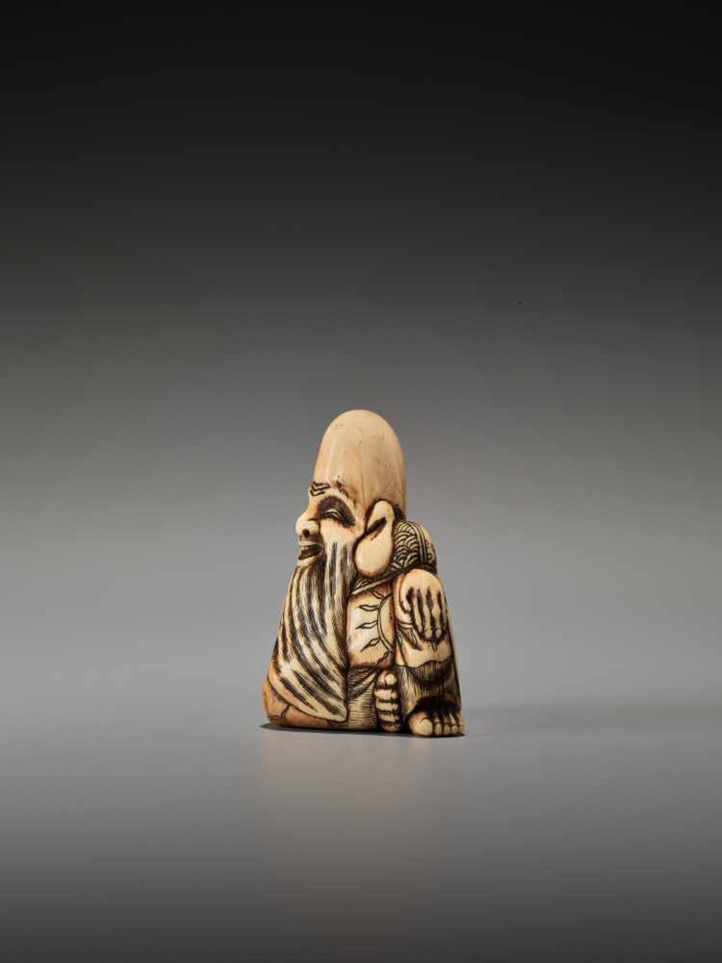 AN IVORY NETSUKE OF FUKUROKUJUUnsigned, ivory netsukeJapan, 18th century, Edo period (1615-1868) - Image 3 of 7