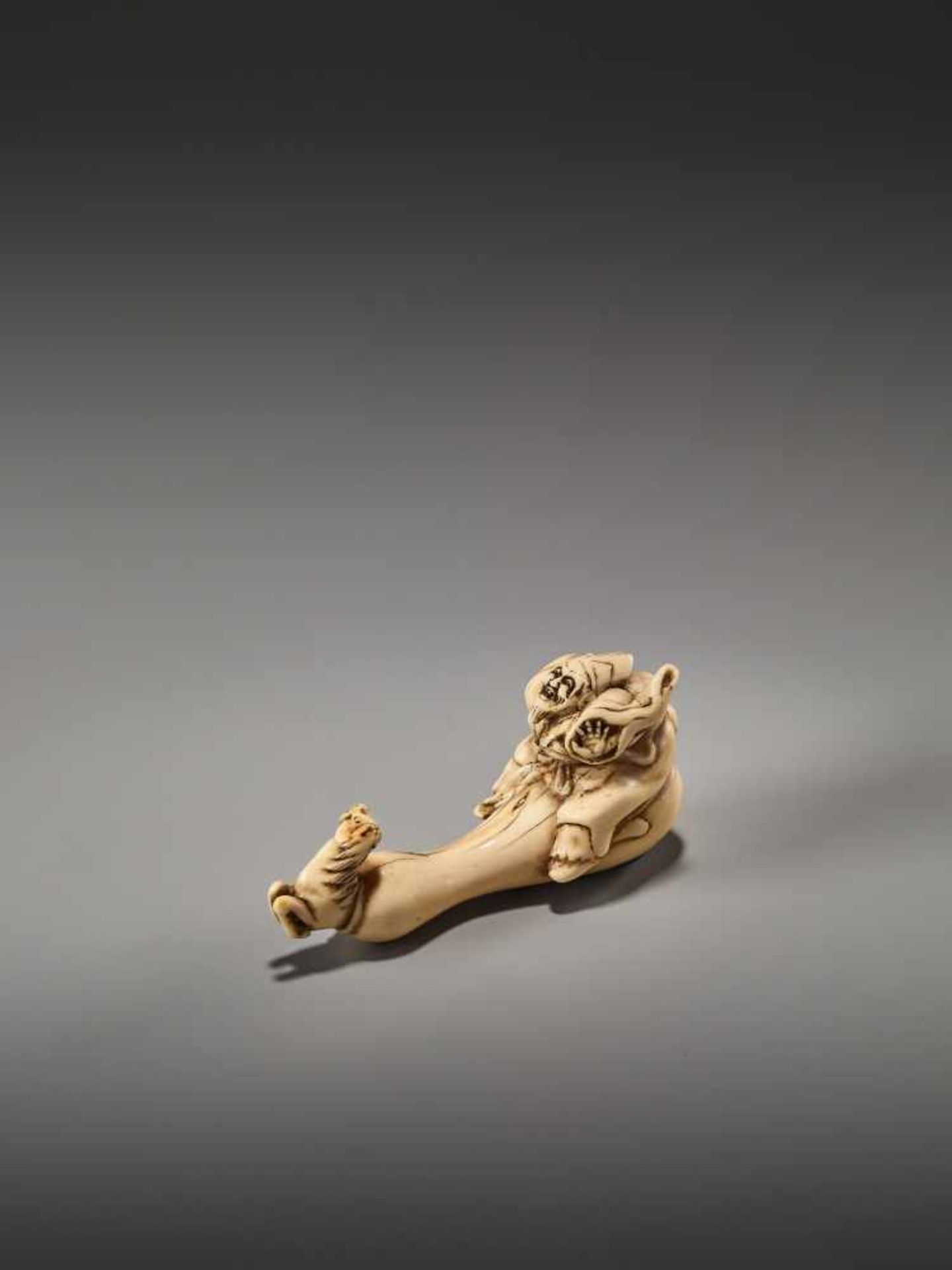 AN AMUSING IVORY NETSUKE OF CHOKARO SENNIN WITH HIS HORSEUnsigned, ivory netsukeJapan, 19th century, - Bild 3 aus 6