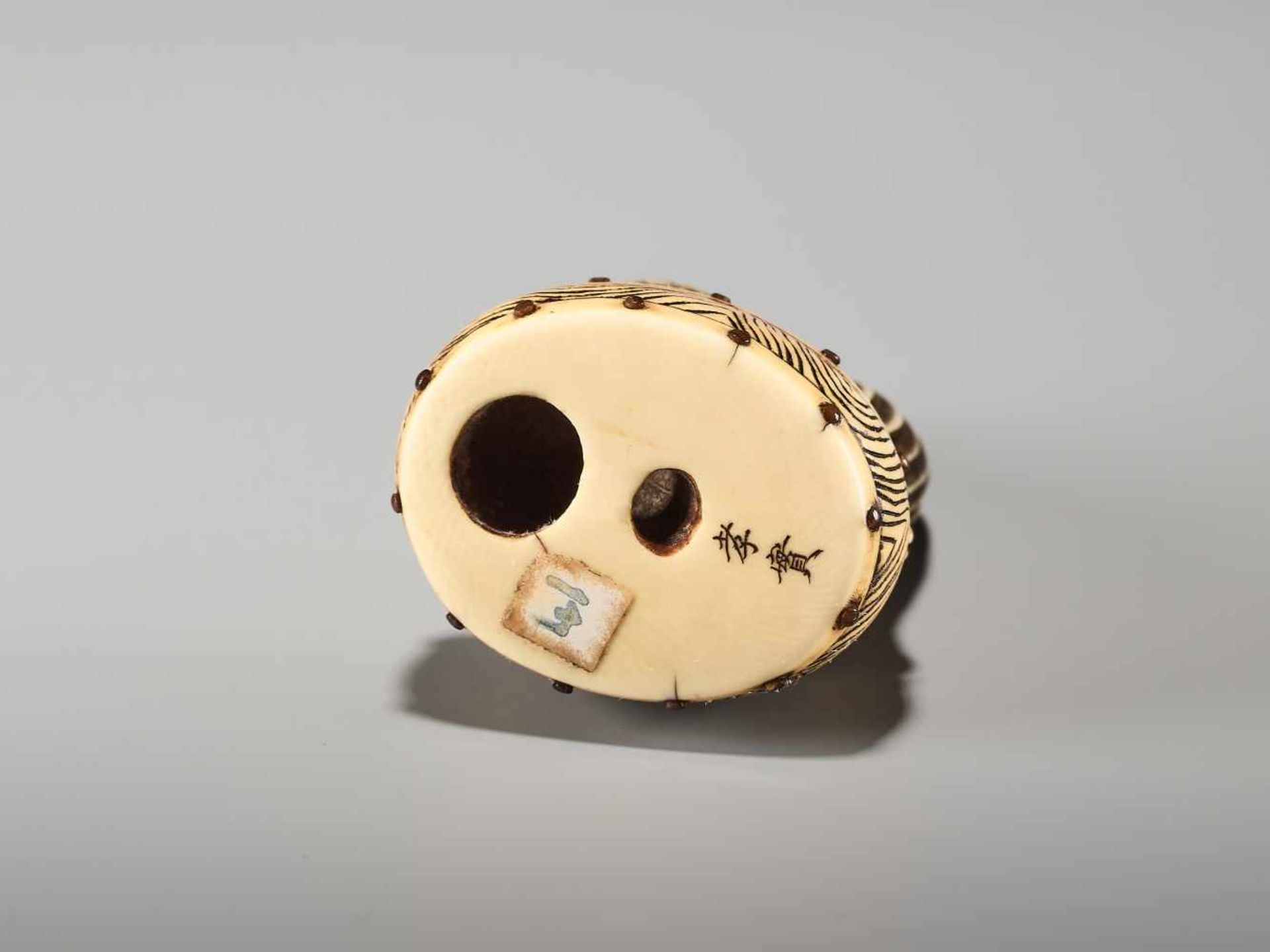 A FINE NETSUKE OF A COCKEREL ON A DRUM BY KOJITSU By Kojitsu, ivory netsuke with horn inlayJapan, - Bild 8 aus 12