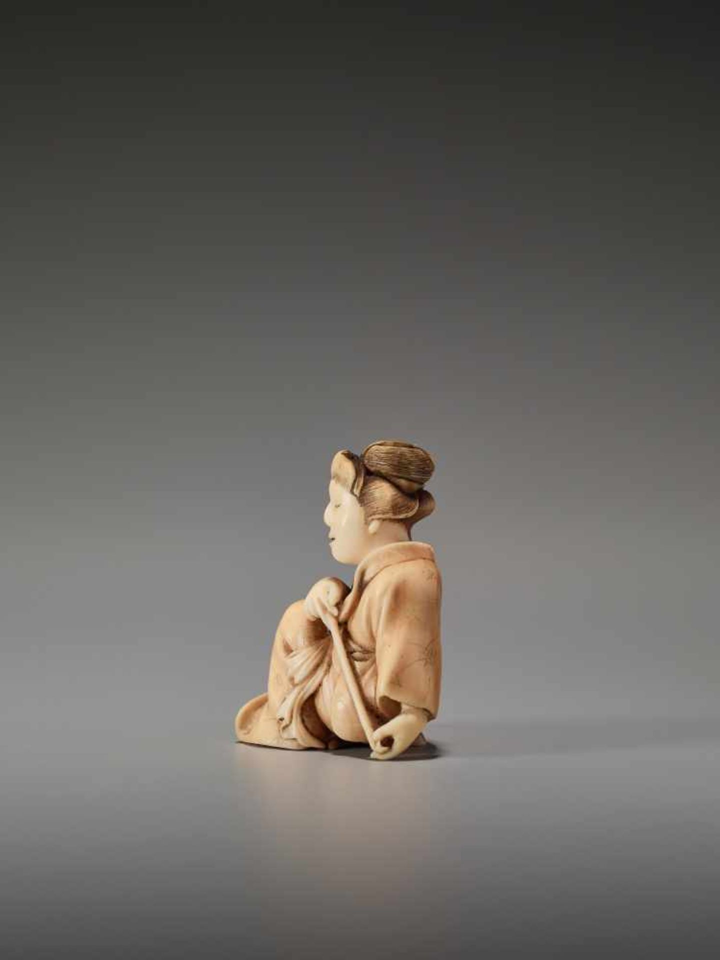 AN IVORY SHUNGA NETSUKE OF A BIJIN WITH PIPE BY KOHOSAIBy Kohosai, ivory shunga netsukeJapan, Osaka, - Bild 4 aus 9