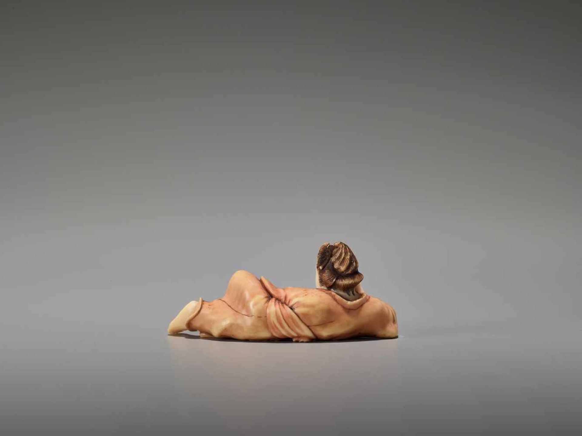 AN IVORY SHUNGA NETSUKE OF A RECLINING BIJIN WITH FAN BY KOHOSAIBy Kohosai, ivory shunga - Image 4 of 8