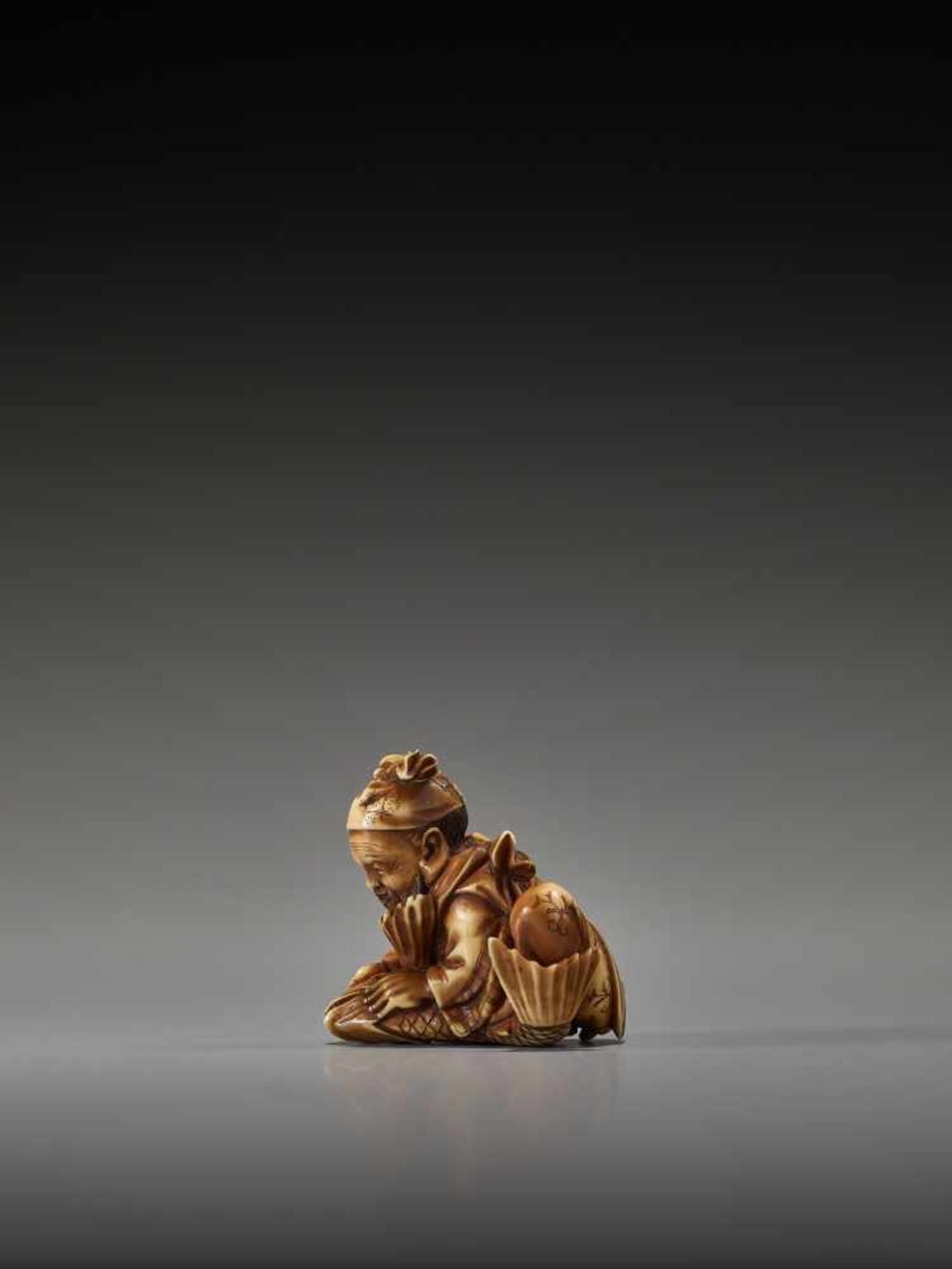 AN IVORY NETSUKE OF EBISU WITH SEA BREAM BY ONO RYOMINBy Ryomin, ivory netsukeJapan, Tokyo, late - Bild 4 aus 7