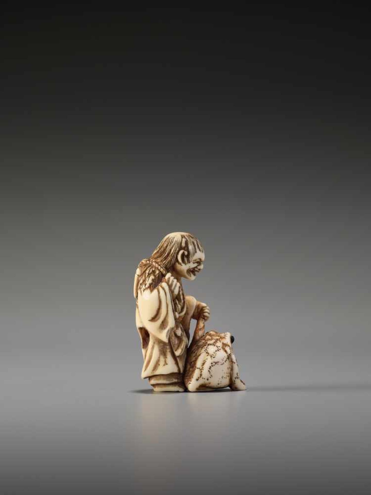 AN IVORY NETSUKE OF GAMA SENNIN WITH LARGE TOADUnsigned, ivory netsukeJapan, 19th century, Edo - Bild 5 aus 6