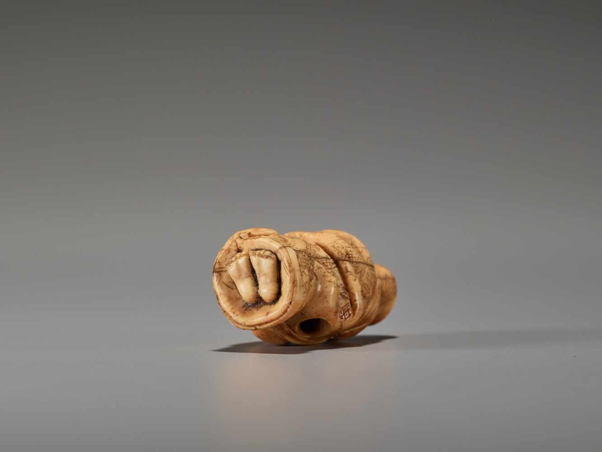 A FINE IVORY NETSUKE OF OKAME LAUGHINGUnsigned, ivory netsukeJapan, late 18th to early 19th century, - Bild 7 aus 7