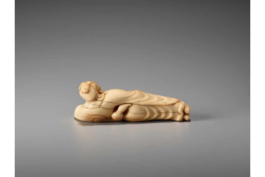 AN IVORY NETSUKE OF A RECLINING CHINESE IMMORTAL WITH A FANUnsigned, ivory netsukeJapan, late 18th - Image 5 of 6