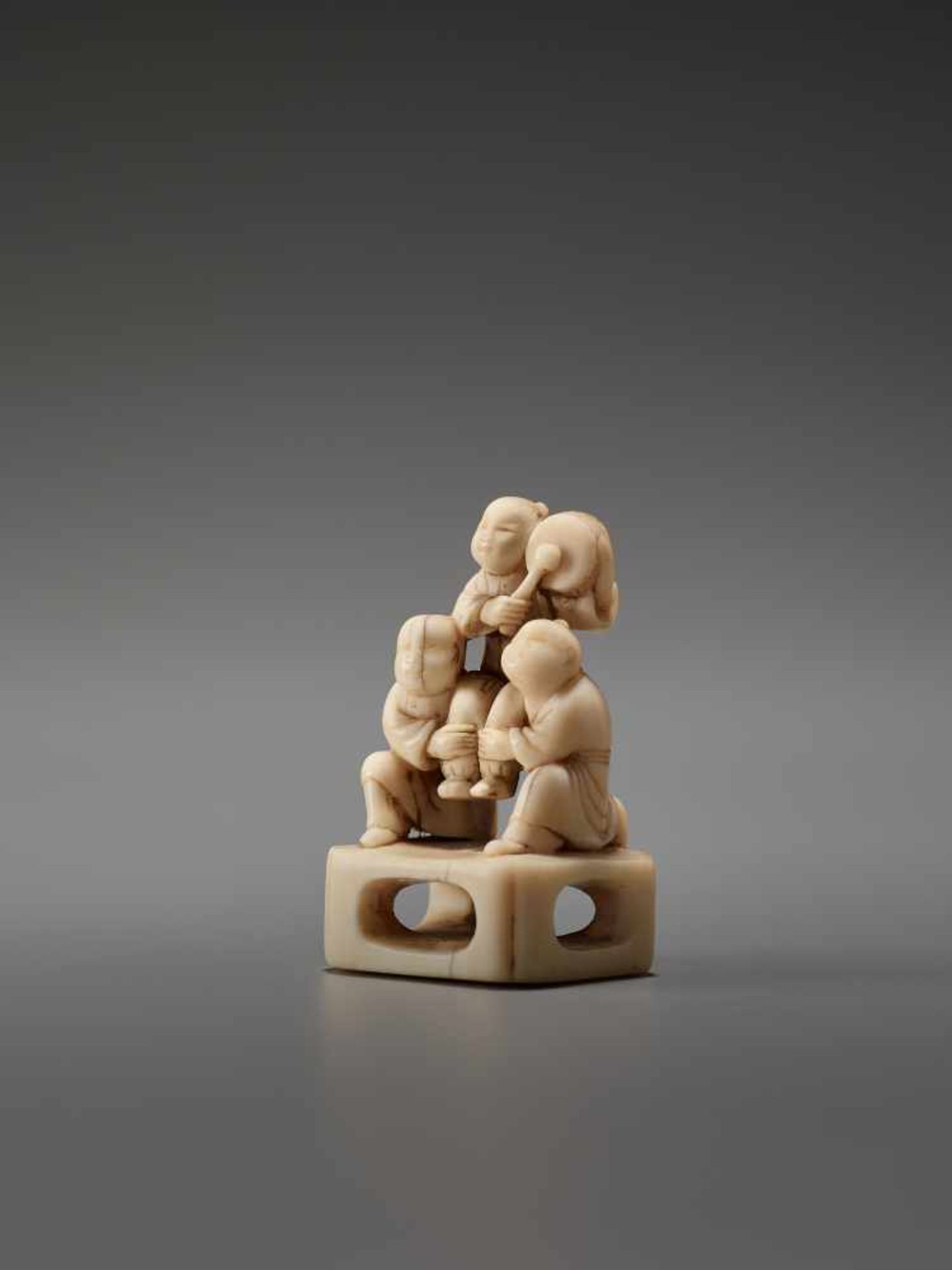 AN IVORY NETSUKE OF THREE CHINESE BOYS AND A DRUMUnsigned, ivory netsukeJapan, late 18th to early - Bild 2 aus 7