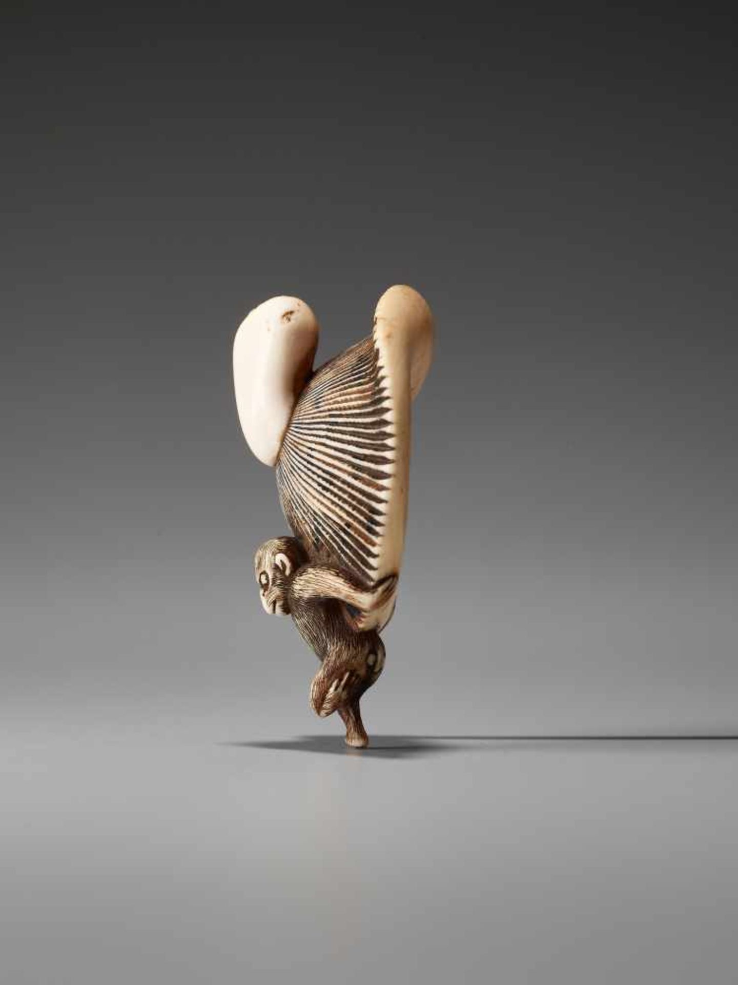 AN AMUSING IVORY NETSUKE OF A SMALL MONKEY CARRYING A LARGE MUSHROOMUnsigned, ivory netsukeJapan, - Bild 4 aus 9