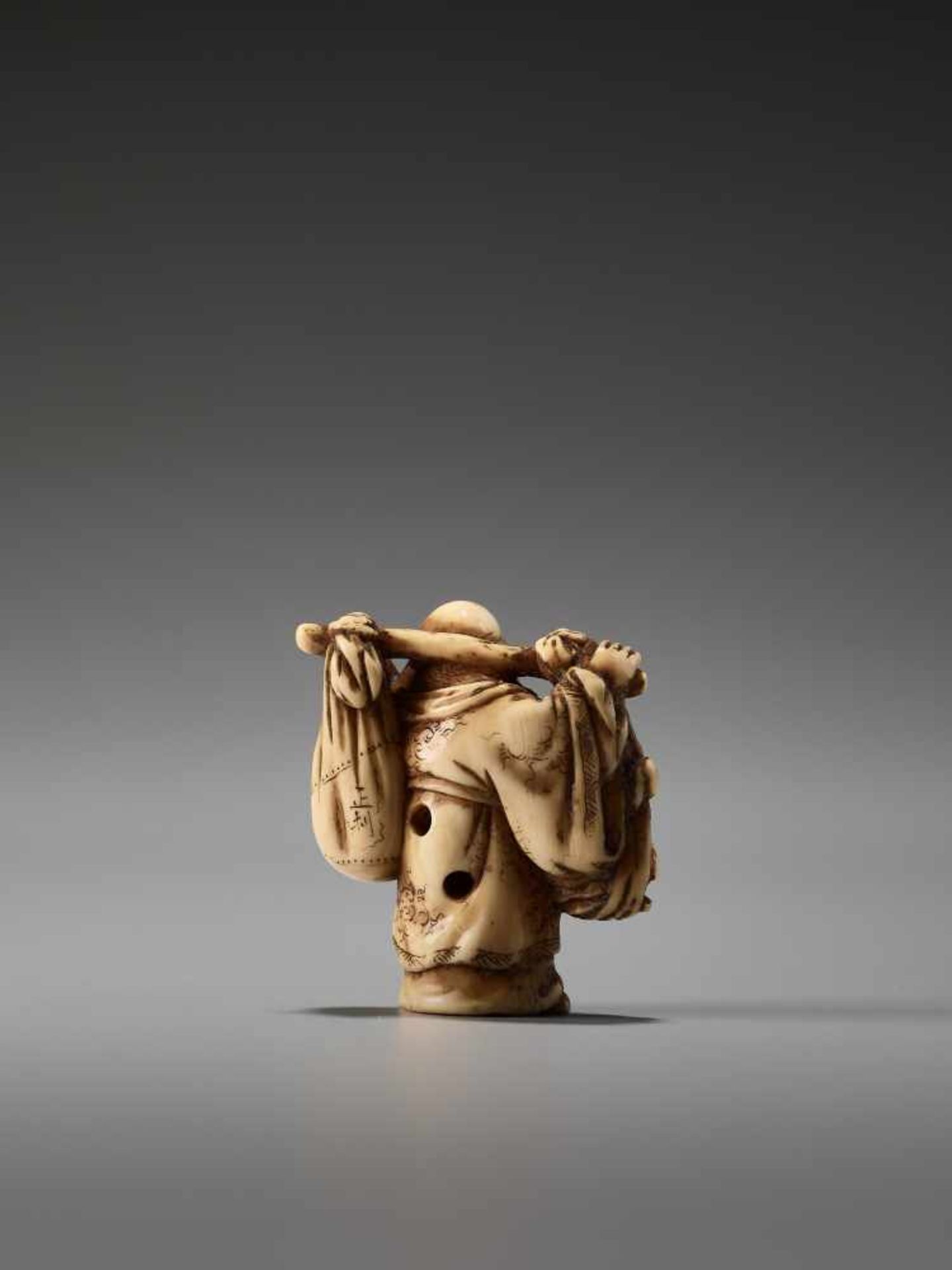 AN IVORY NETSUKE OF HOTEI AND A BOY BY MASATOSHIBy Masatoshi, ivory netsukeJapan, Tokyo, mid-19th - Bild 4 aus 7