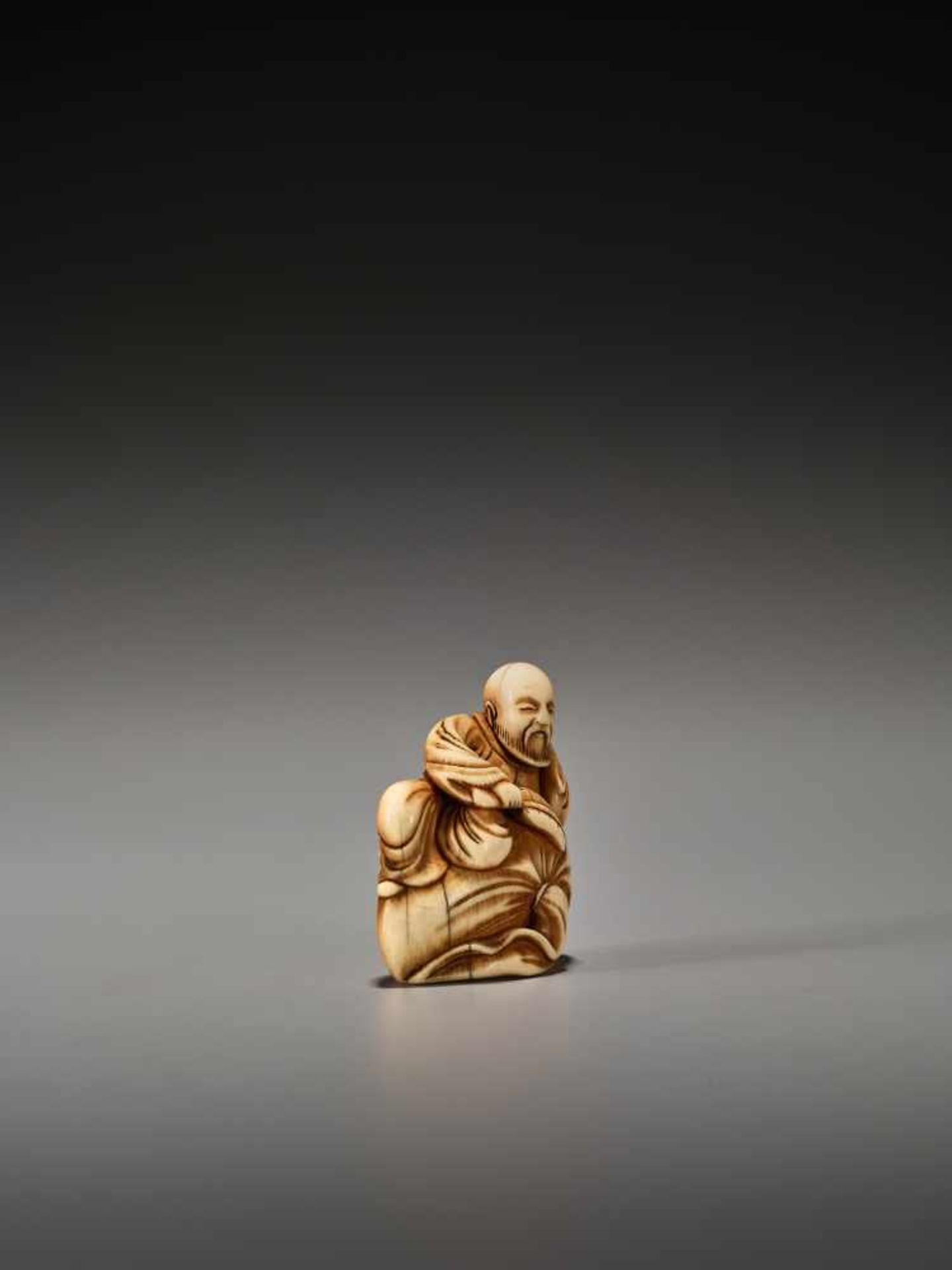 AN EARLY IVORY NETSUKE OF A CHINESE SAGE ON A LARGE BAGUnsigned, ivory netsukeJapan, 18th century, - Bild 4 aus 5