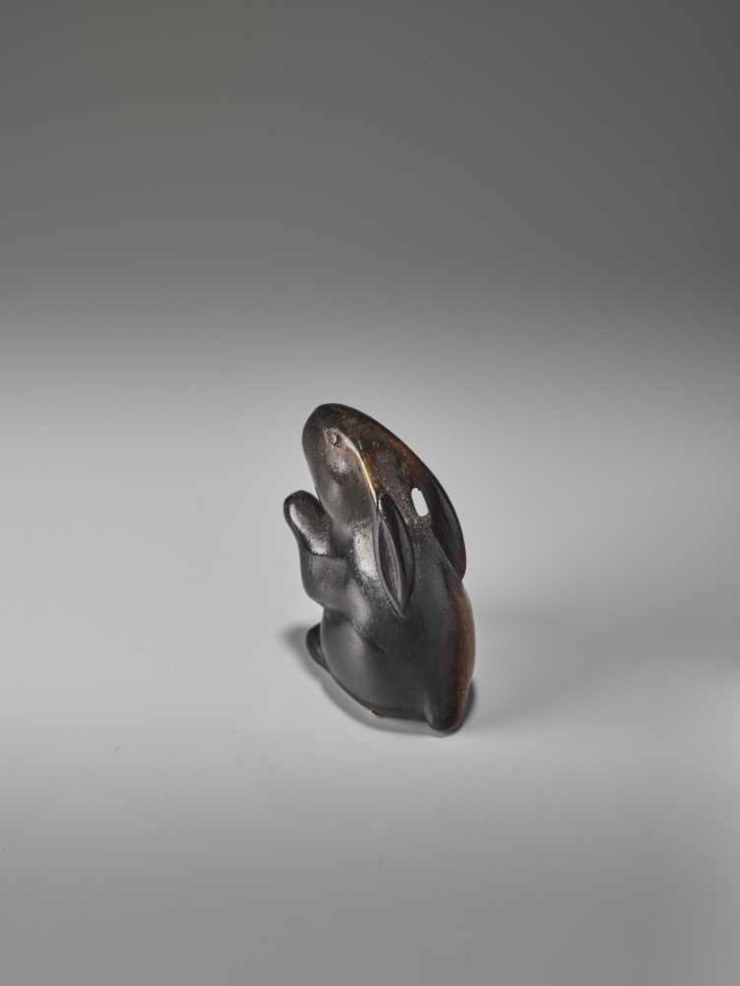 A CHARMING KAKI WOOD NETSUKE OF A RABBITUnsigned, kaki wood netsukeJapan, 19th century, Edo - Image 3 of 8