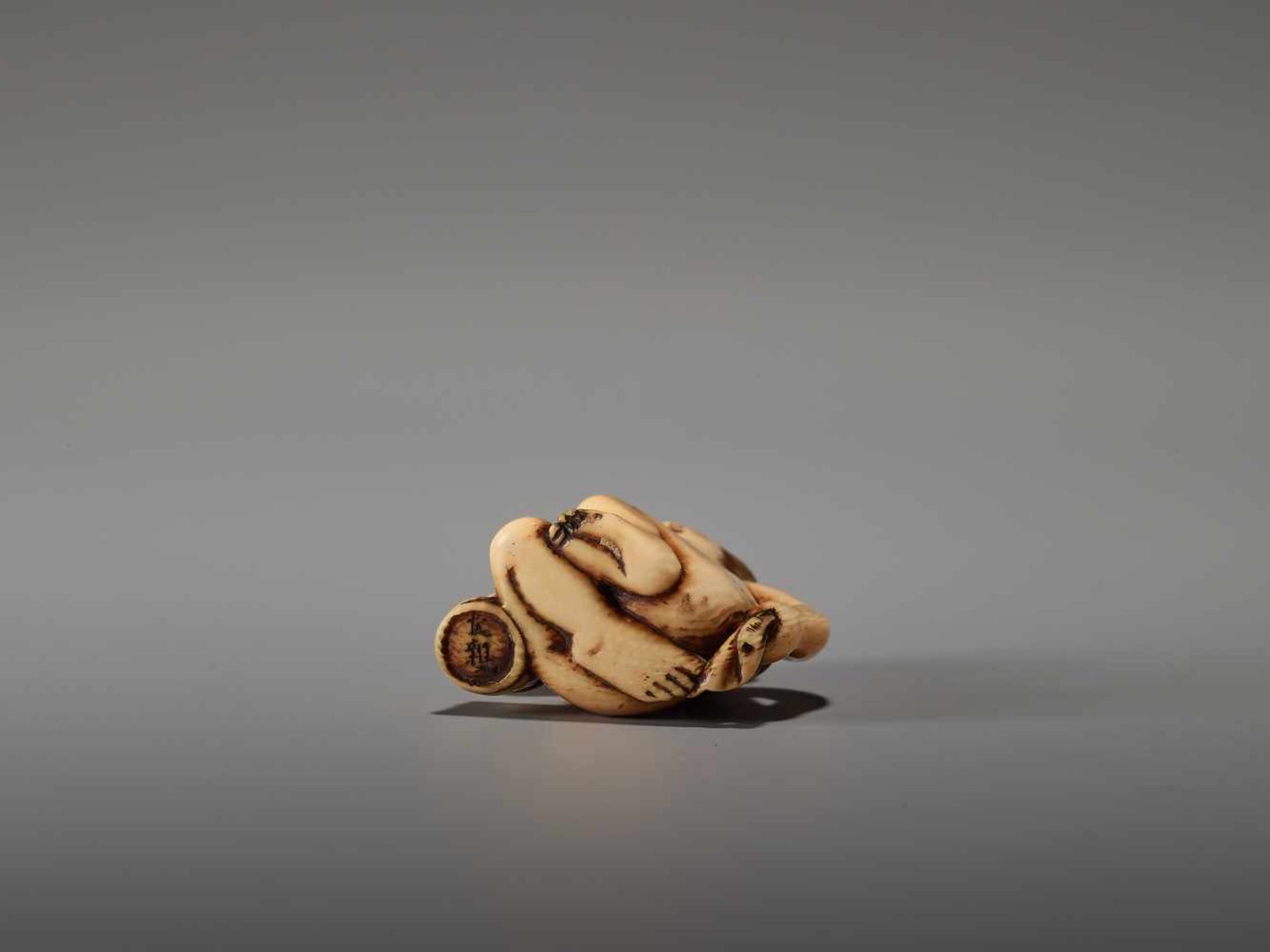 AN IVORY SHUNGA NETSUKE OF A NUDE WOMAN WASHING HERSELF BY THE TOMOCHIKA SCHOOLBy Tomochika, ivory - Bild 6 aus 7