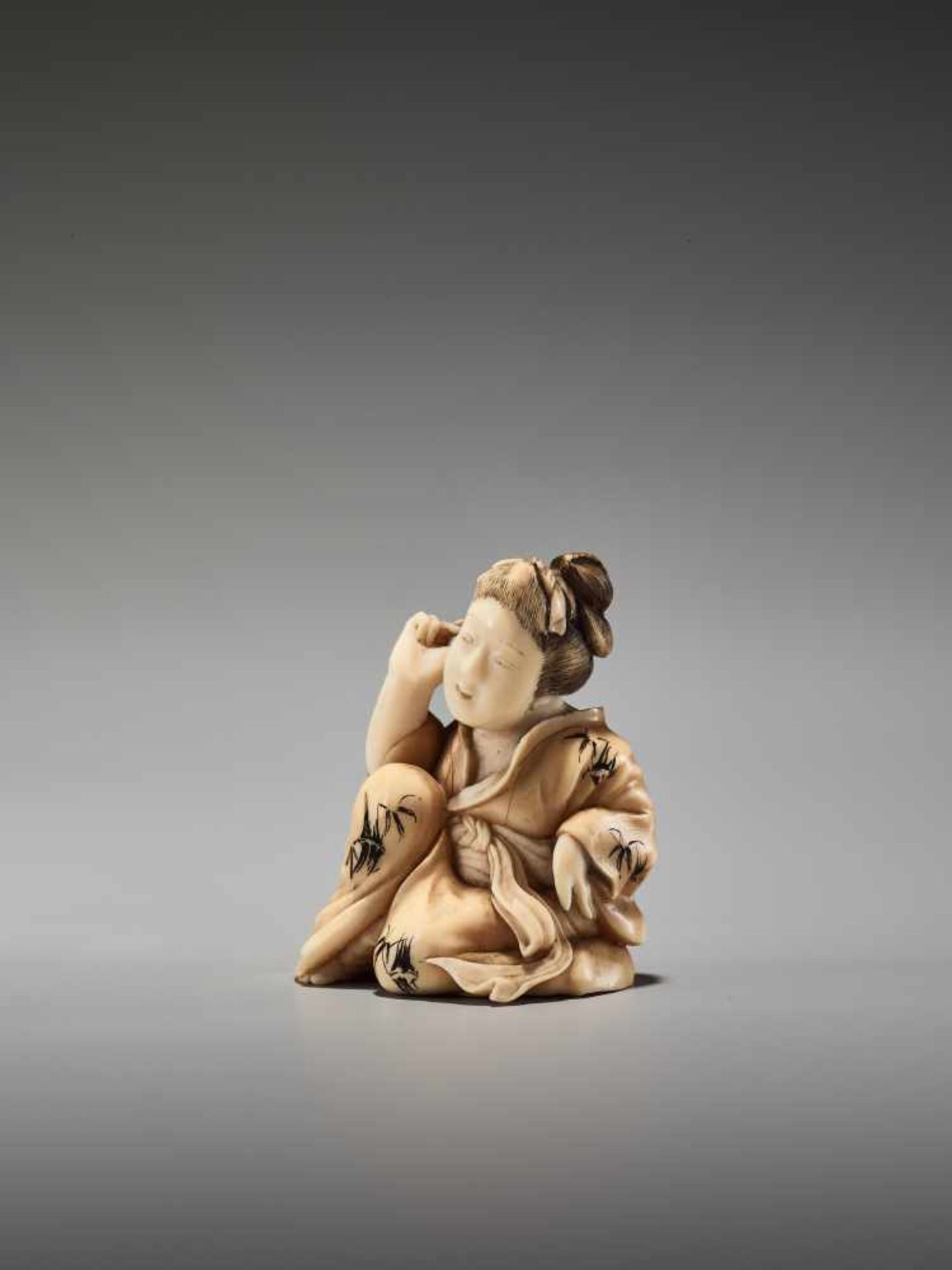 AN IVORY SHUNGA NETSUKE OF A BIJIN BY KOHOSAIBy Kohosai, ivory shunga netsuke with some - Bild 2 aus 8