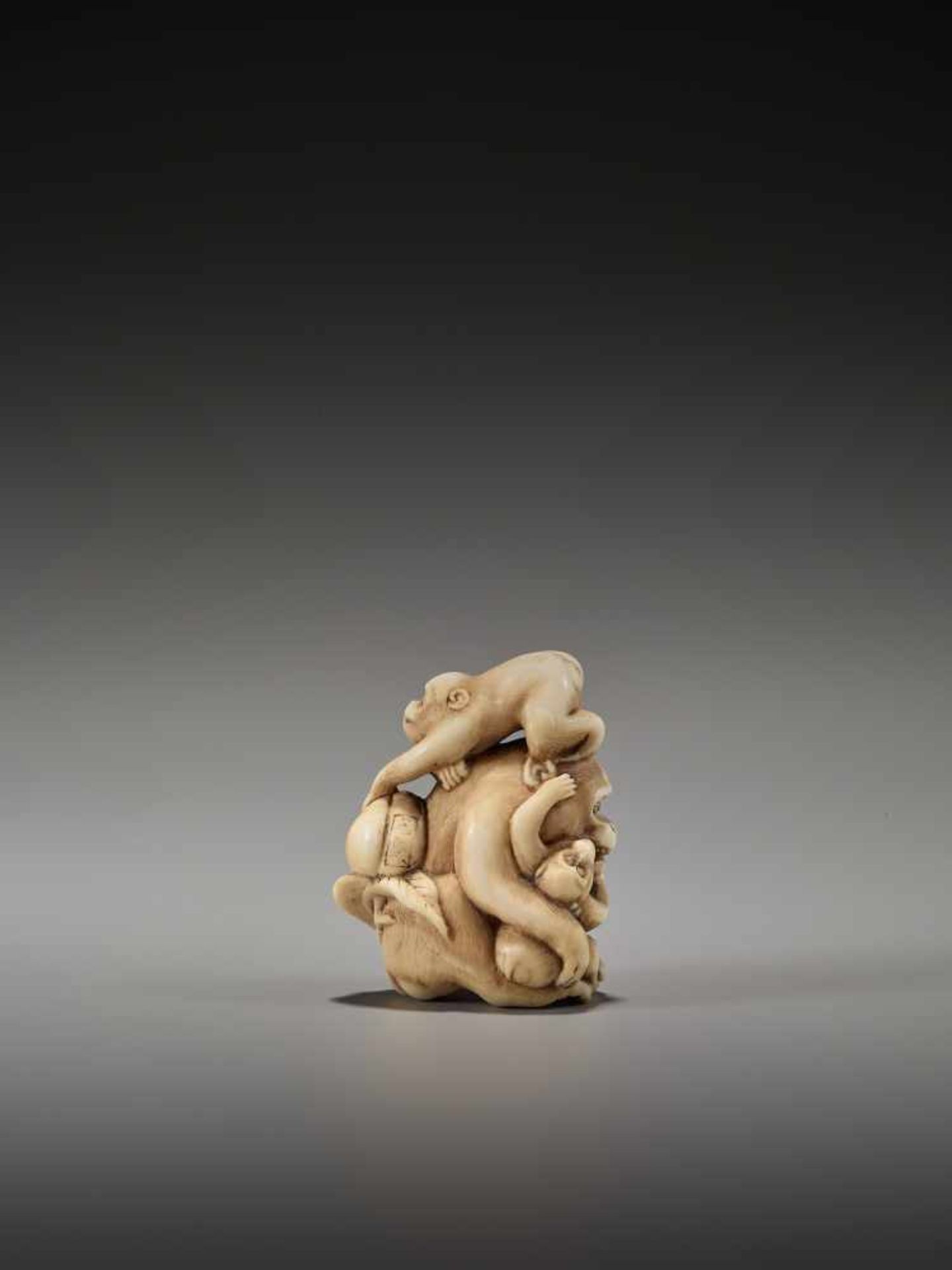 A FINE NETSUKE OF THREE MONKEYS WITH A PEACH, SCHOOL OF OHARA MITSUHIRO (1810-1875)Signed Mitsuhiro, - Bild 8 aus 12