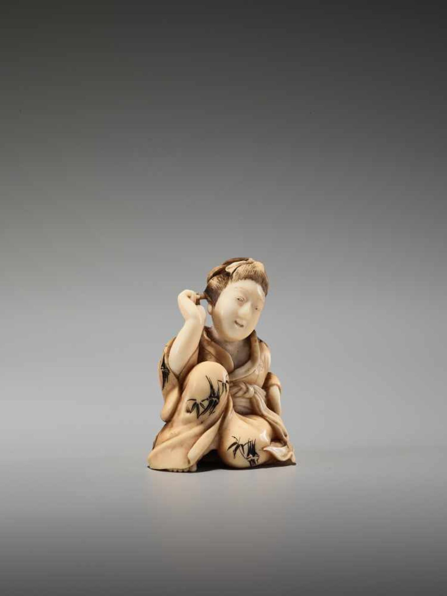 AN IVORY SHUNGA NETSUKE OF A BIJIN BY KOHOSAIBy Kohosai, ivory shunga netsuke with some - Bild 6 aus 8