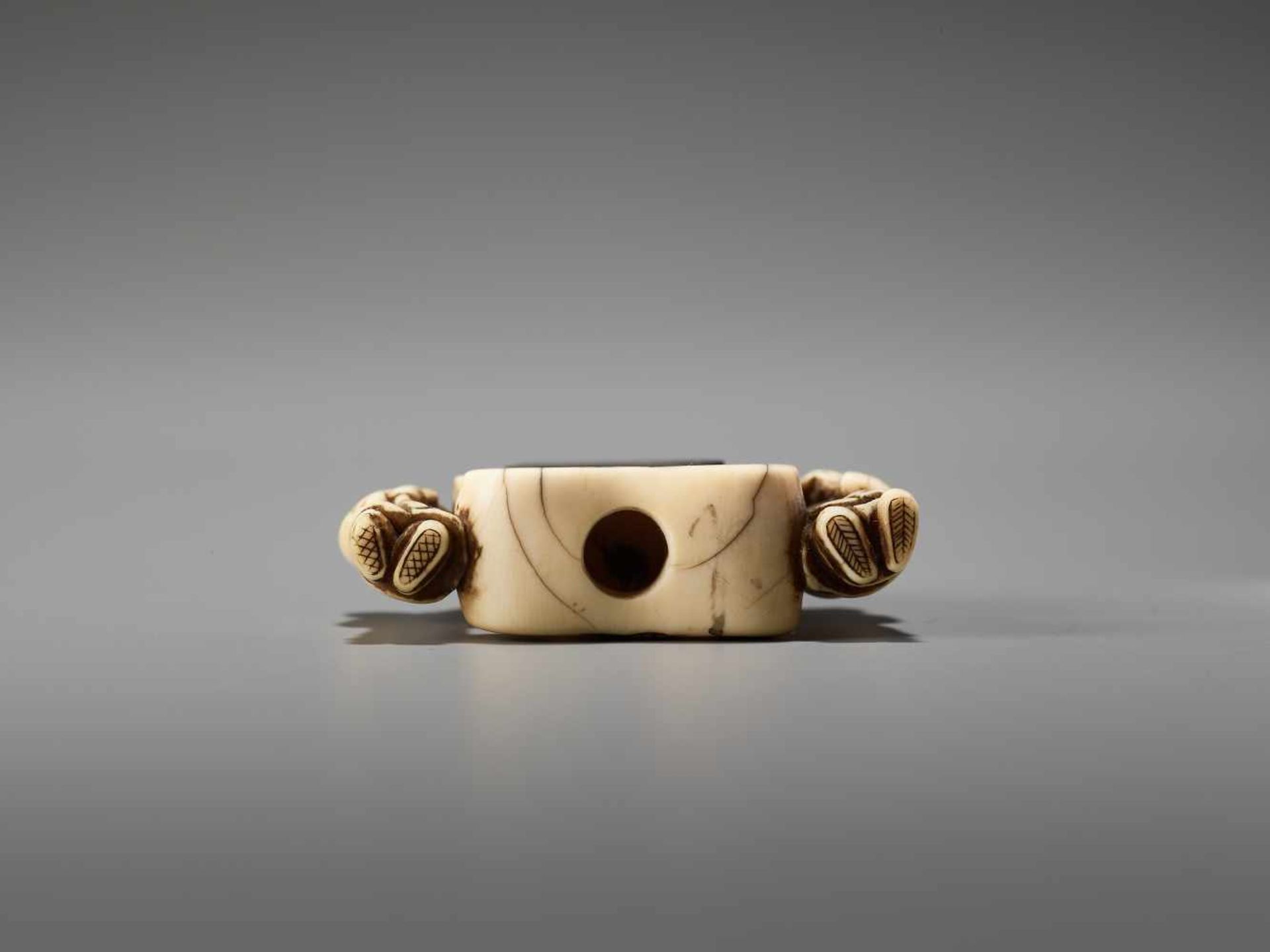 A RARE AND UNUSUAL IVORY NETSUKE OF TWO CHINESE BOYS AT A PALACE GONGUnsigned, ivory netsuke with - Image 6 of 6