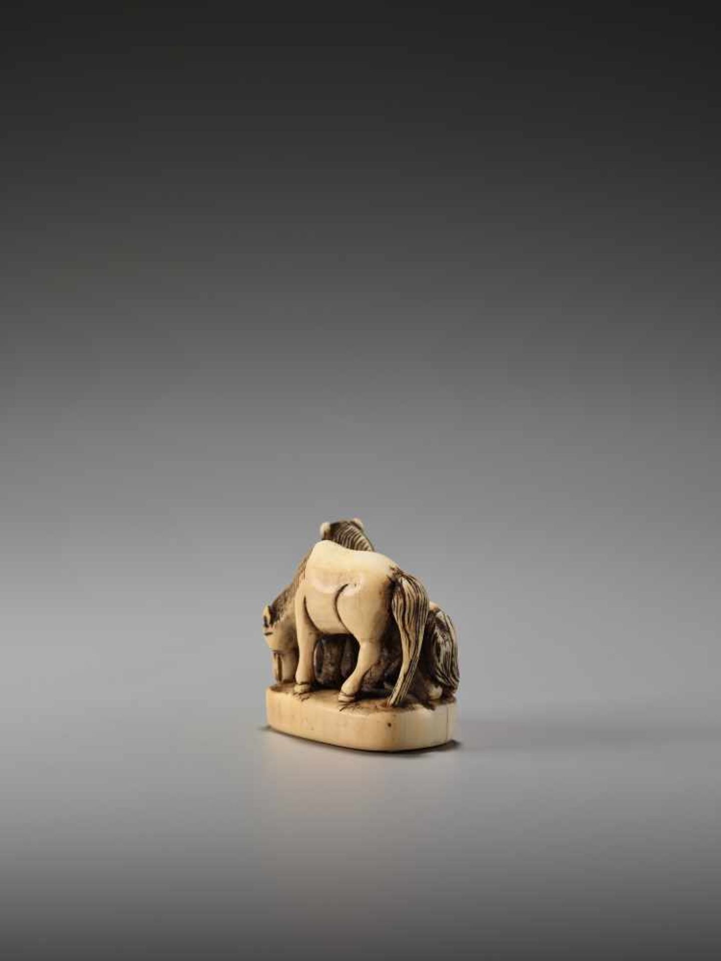 AN IVORY NETSUKE OF TWO HORSES ON A BASEUnsigned, ivory netsukeJapan, early 19th century, Edo period - Bild 4 aus 9