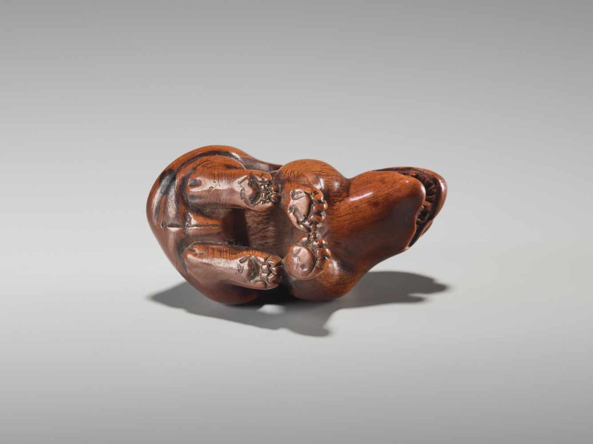 A WOOD NETSUKE OF A TIGERUnsigned, wood netsukeJapan, early 19th century, Edo period (1615-1868) - Bild 8 aus 8