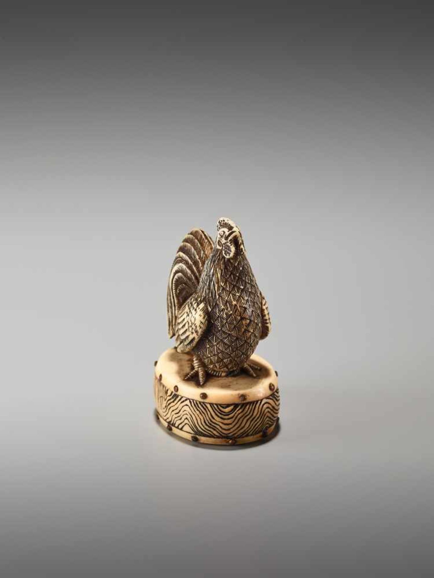 A FINE NETSUKE OF A COCKEREL ON A DRUM BY KOJITSU By Kojitsu, ivory netsuke with horn inlayJapan, - Bild 7 aus 12