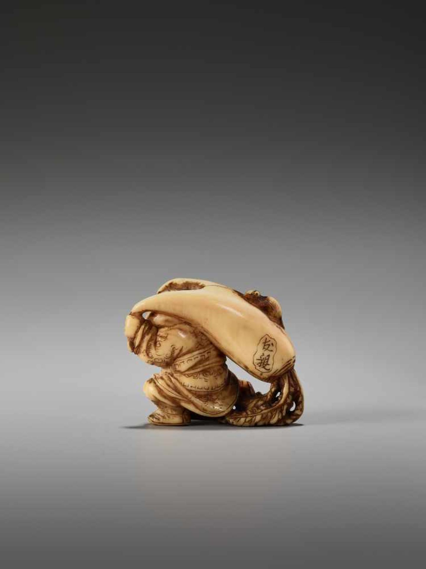 A SMALL IVORY NETSUKE OF DAIKOKU WITH DAIKON AND RAT BY THE TOMOCHIKA SCHOOLBy Tomochika, ivory - Image 4 of 9