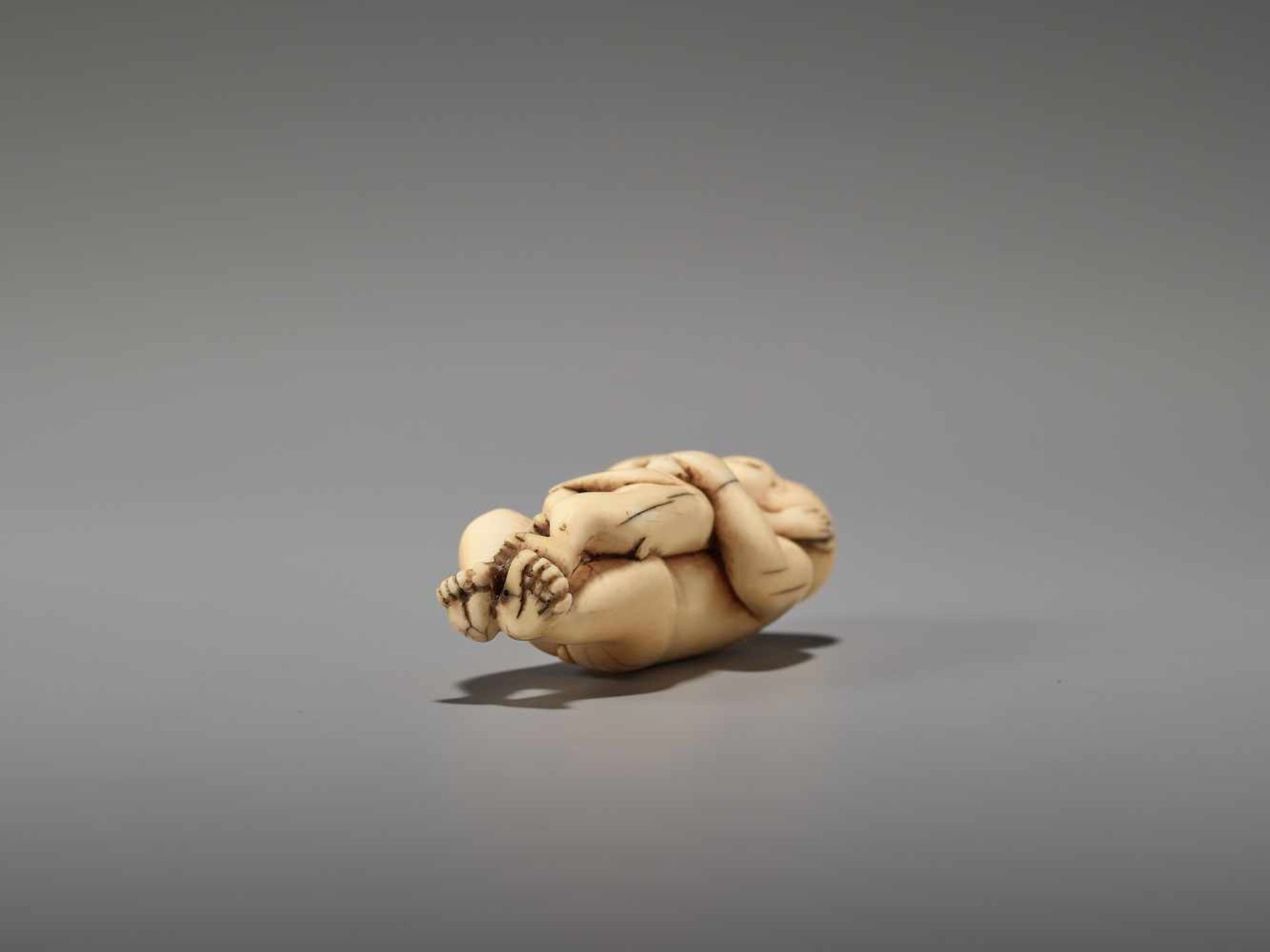 A FINE AND RARE IVORY NETSUKE OF THE SANBIKI SARUUnsigned, ivory netsukeJapan, late 18th to early - Bild 6 aus 6