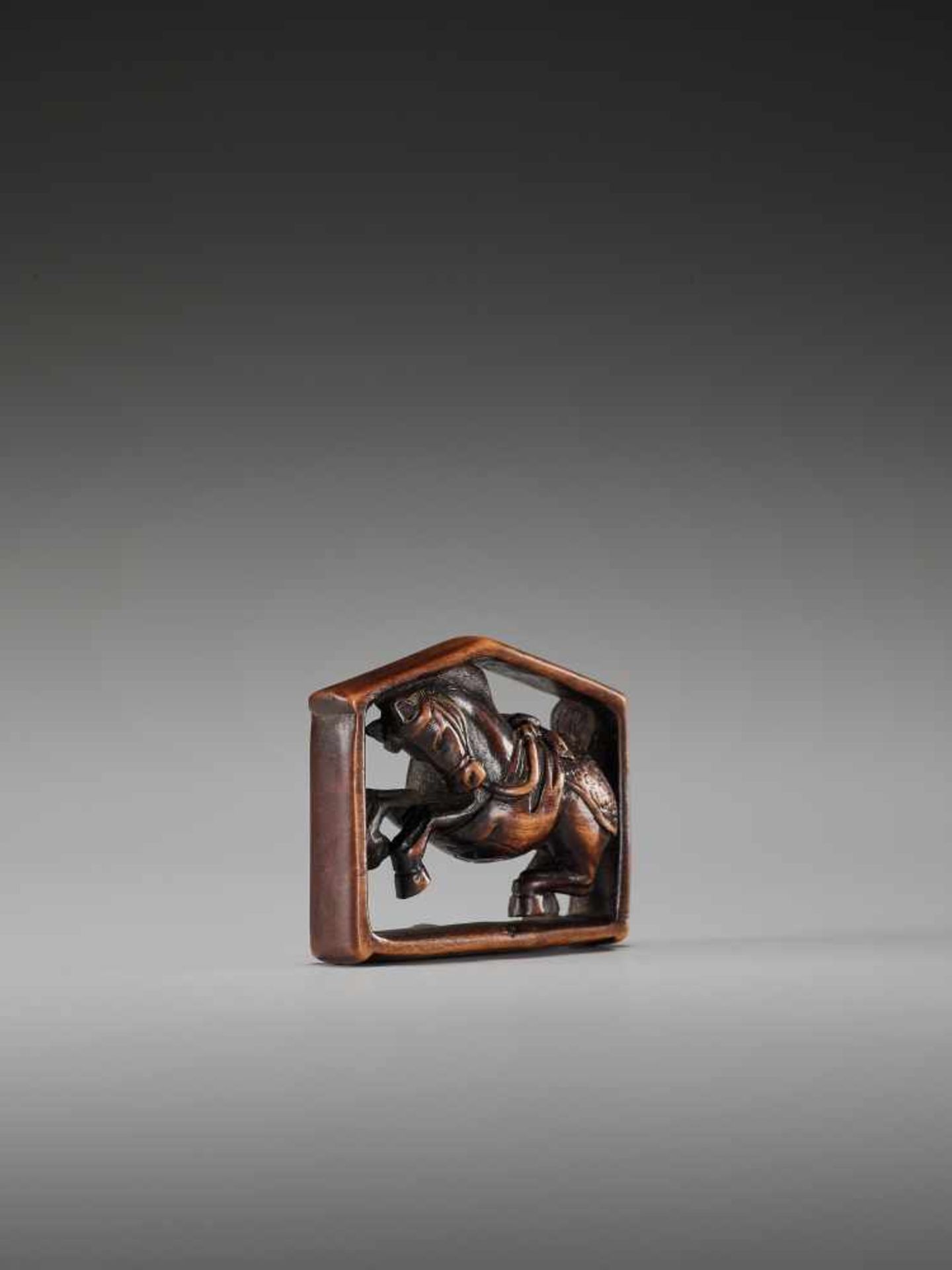 AN UNUSUAL WOOD NETSUKE OF A HORSE IN A WINDOWUnsigned, wood netsukeJapan, 19th century, Edo - Bild 2 aus 7