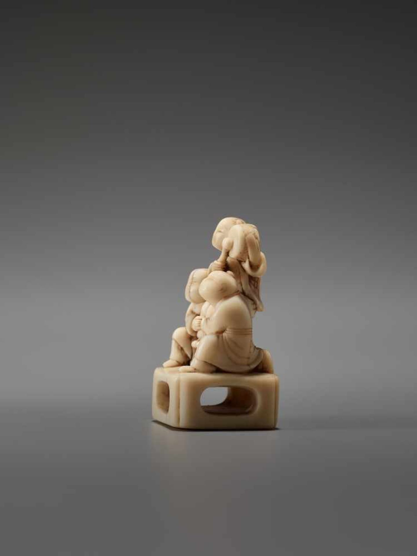 AN IVORY NETSUKE OF THREE CHINESE BOYS AND A DRUMUnsigned, ivory netsukeJapan, late 18th to early - Image 3 of 7