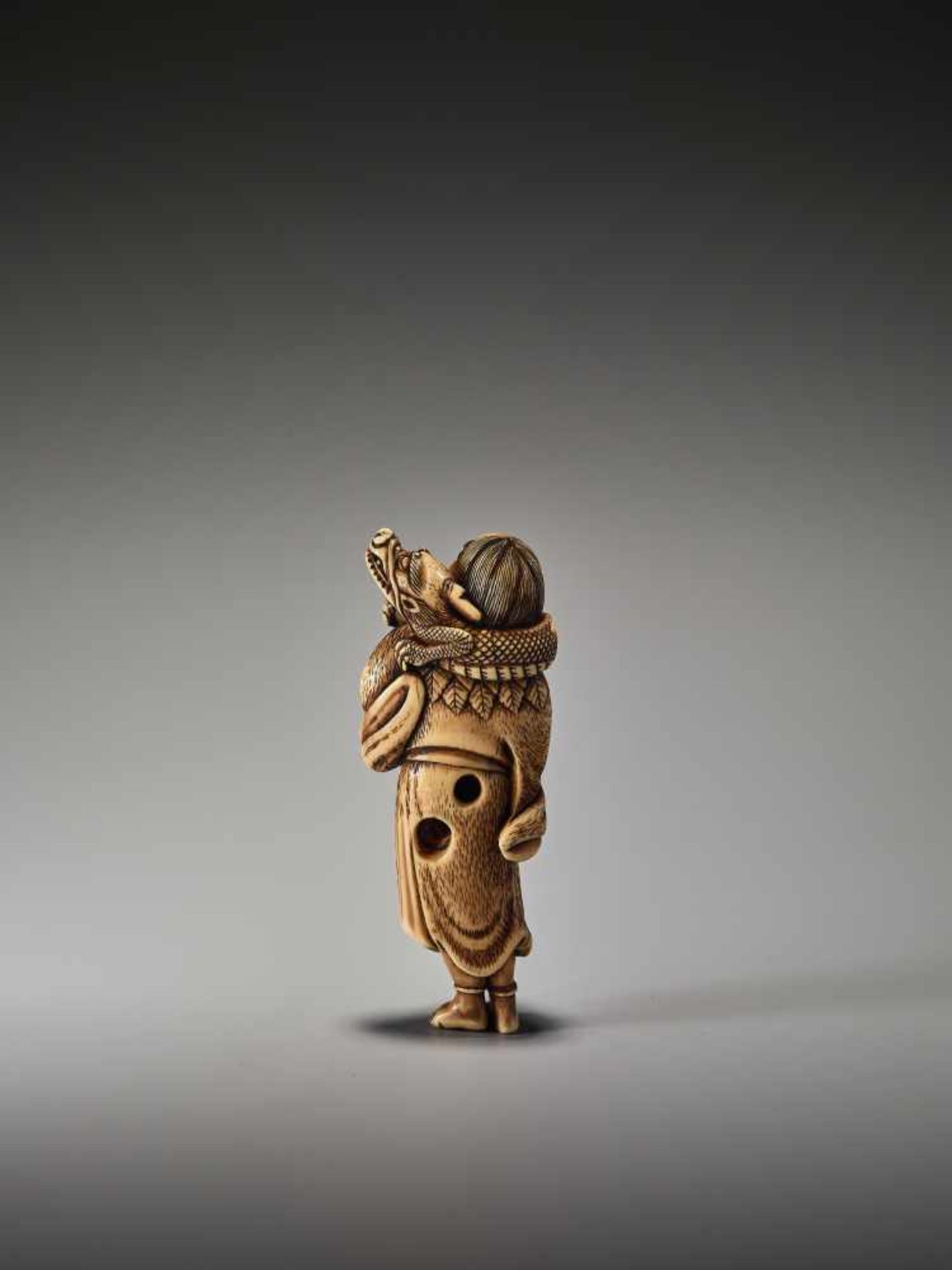 A POWERFUL TALL IVORY NETSUKE OF CHINNAN SENNIN WITH DRAGON AND TAMING STICKUnsigned, ivory - Bild 2 aus 6