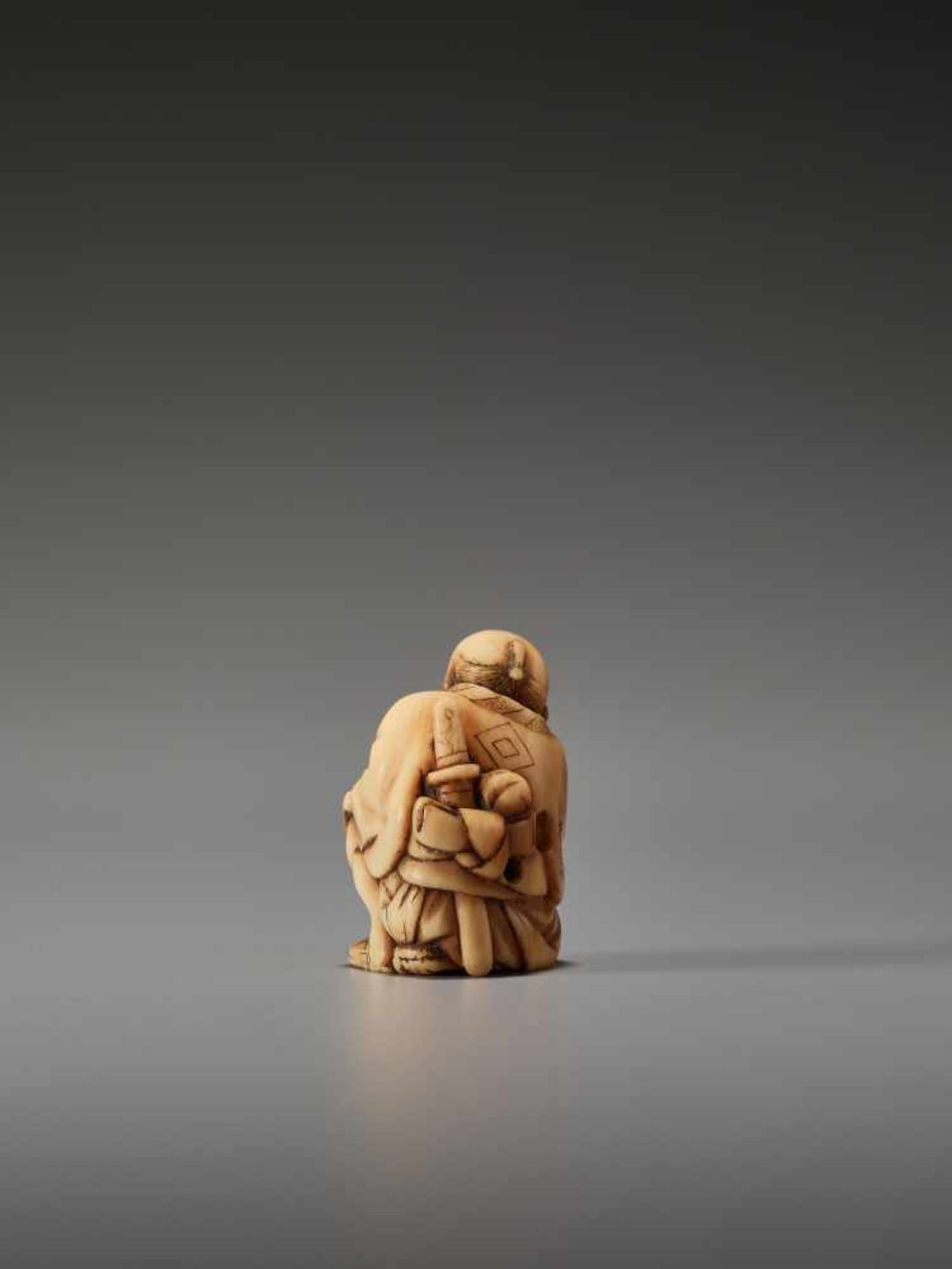 AN IVORY SHUNGA NETSUKE OF A MAN TASTING A CLAM BY THE TOMOCHIKA SCHOOLBy Tomochika, ivory shunga - Bild 4 aus 8