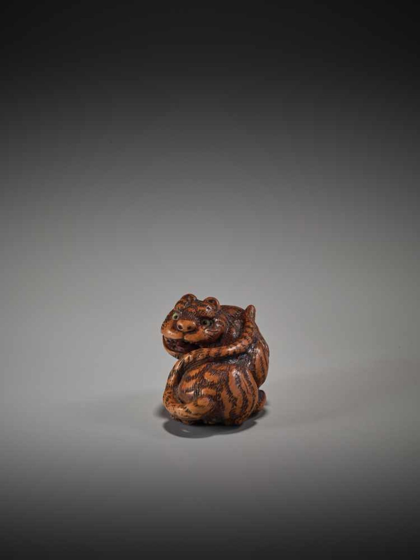 A WOOD NETSUKE OF A TIGER BY TANAKA MINKO (1735-1816)By Minko, wood netsukeJapan, Tsu, Ise province, - Bild 5 aus 10