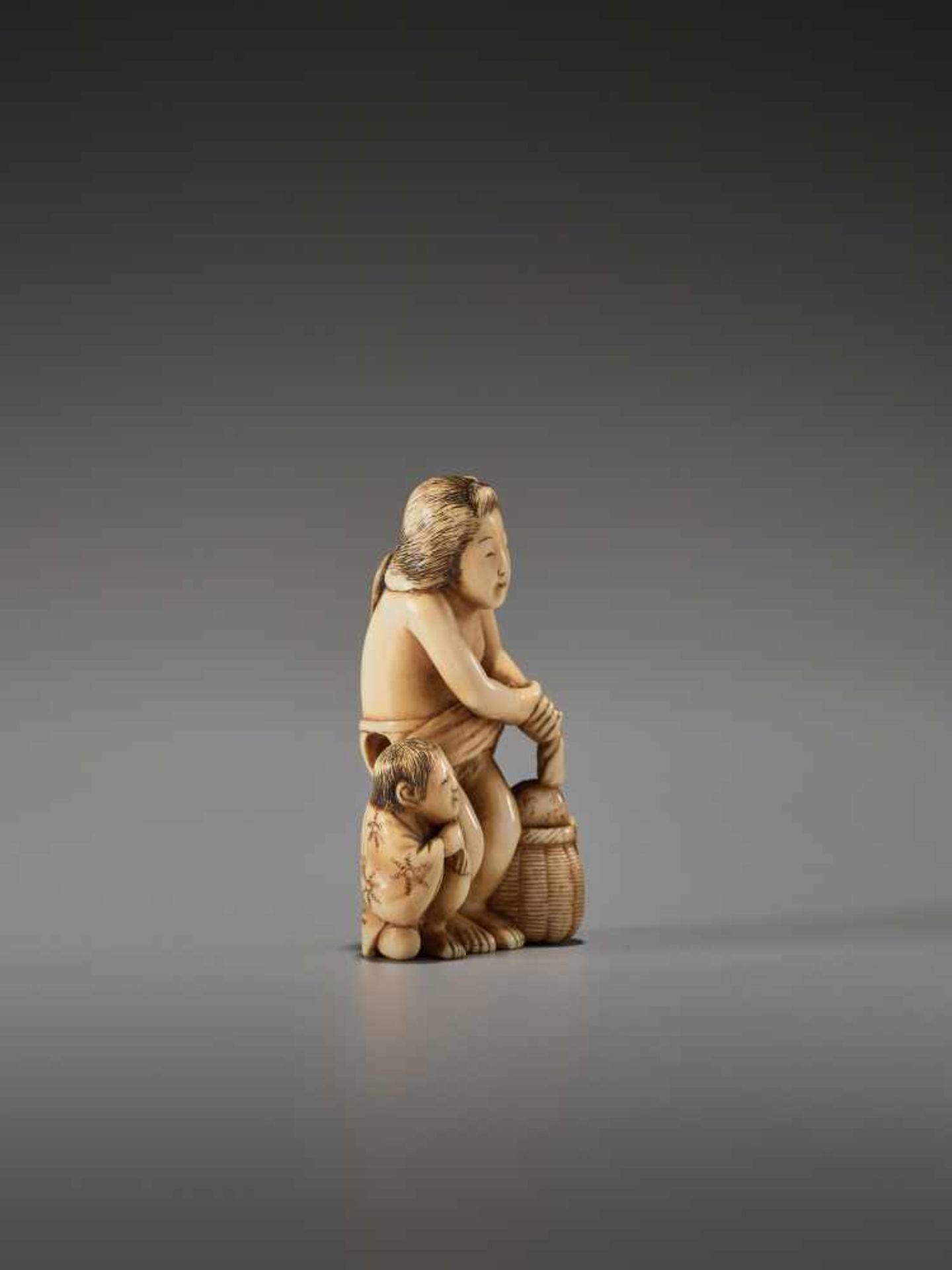 A RARE IVORY SHUNGA NETSUKE WITH BIJIN, BOY AND OCTOPUSUnsigned, ivory shunga netsukeJapan, Tokyo, - Bild 4 aus 7