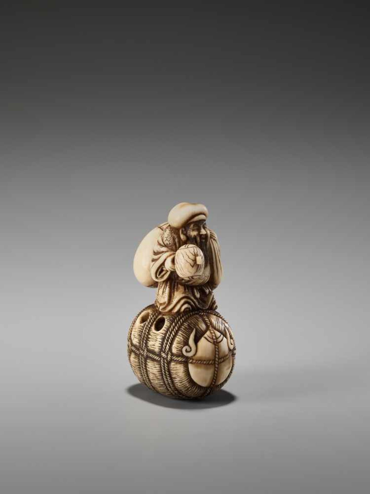 AN IVORY NETSUKE OF DAIKOKU ON A RICE BALE BY RANTEIBy Rantei, ivory netsukeJapan, Kyoto, mid-19th - Bild 6 aus 8